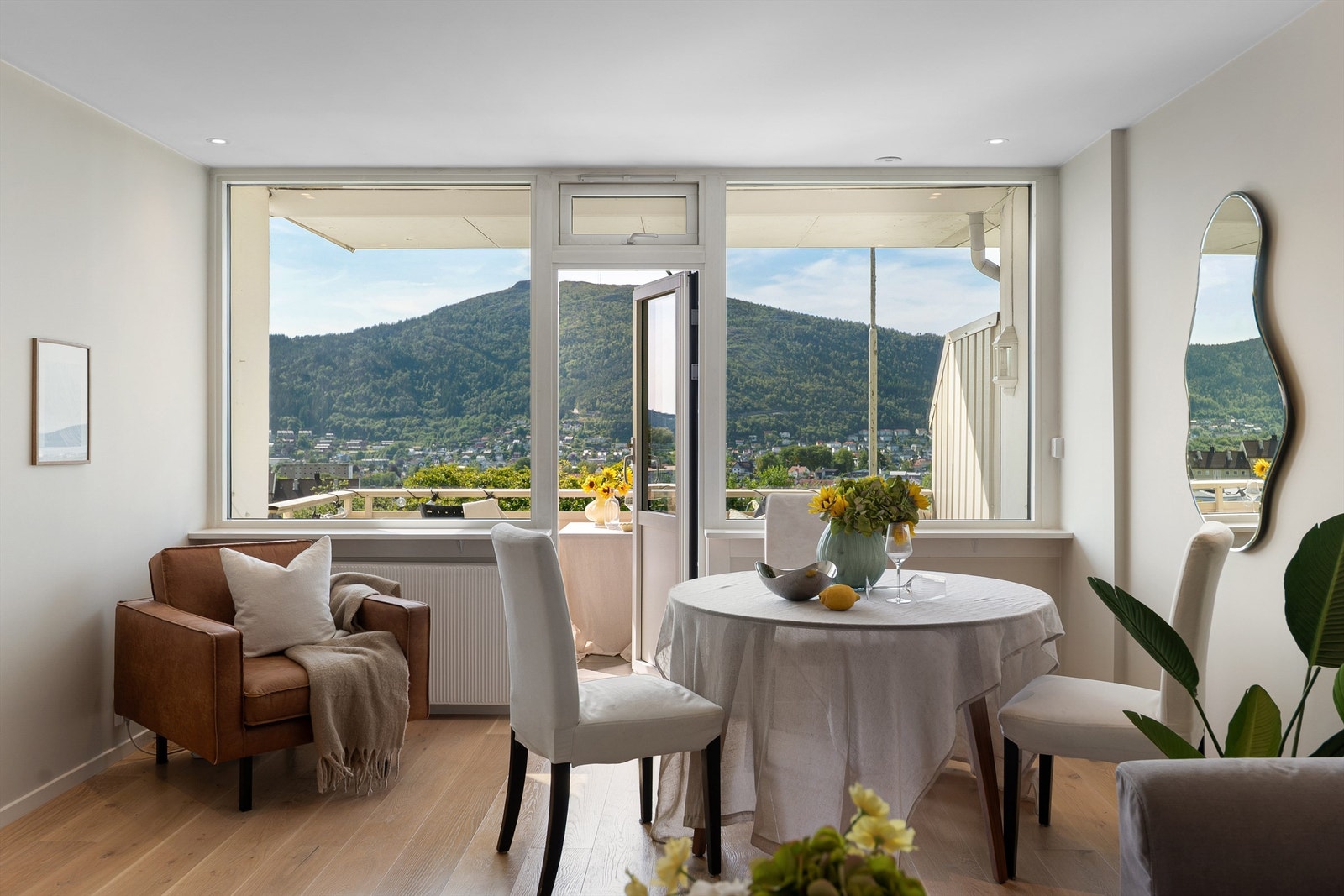 - En koselig plass å plassere spisegruppen slik at naturlig lys og utsikt gir en god atmosfære ved middagen - Galleribilde