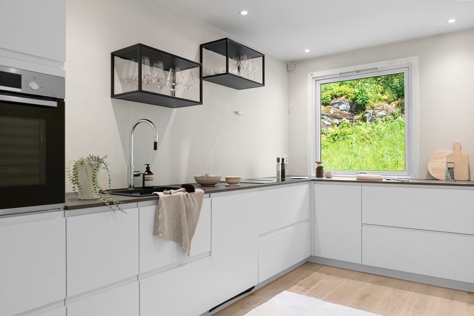 - Lekkert kjøkken med hvite slette fronter - Galleribilde