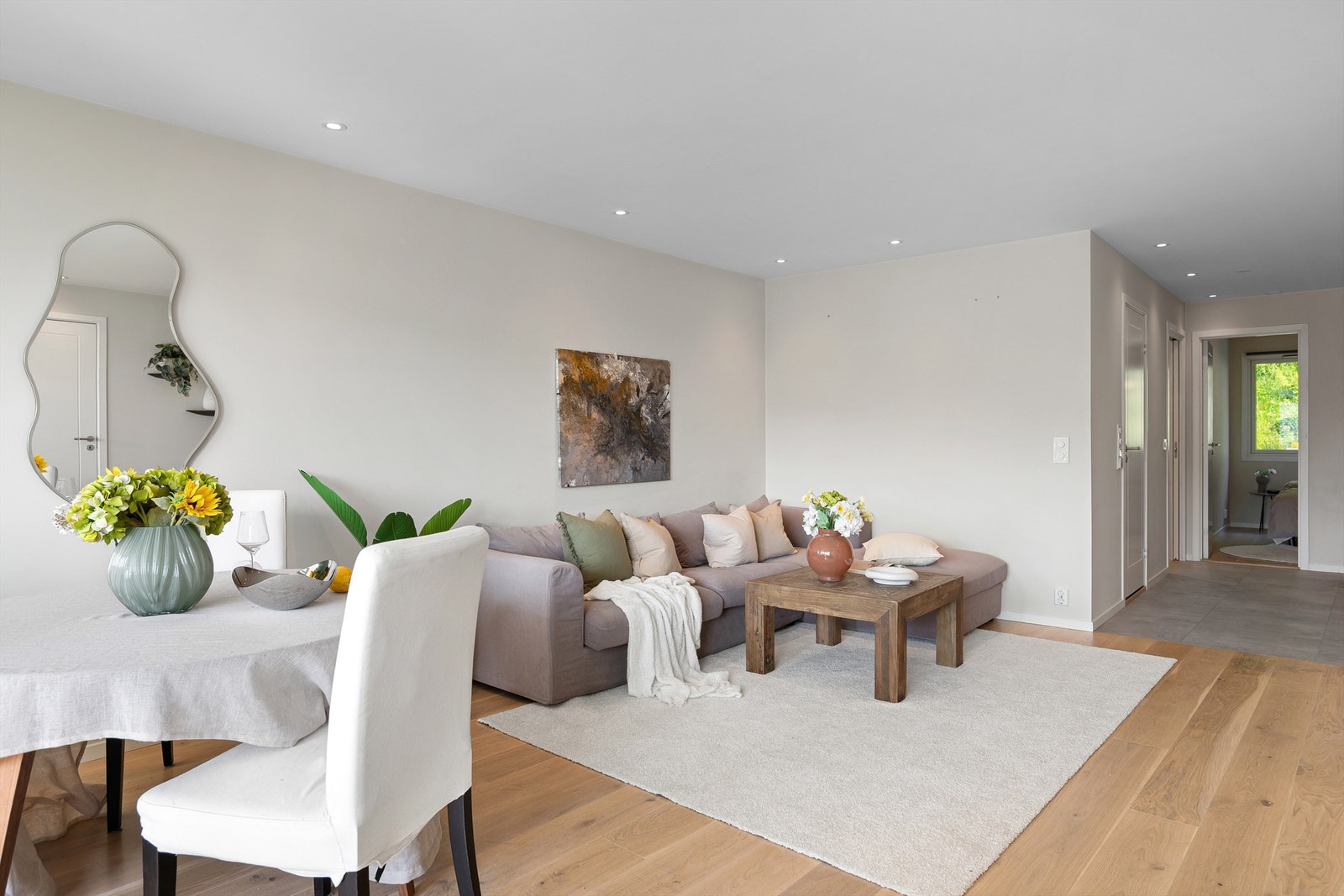 - Videre innover i leiligheten finner man kjøkkenet og soverom nr. 2 - Galleribilde