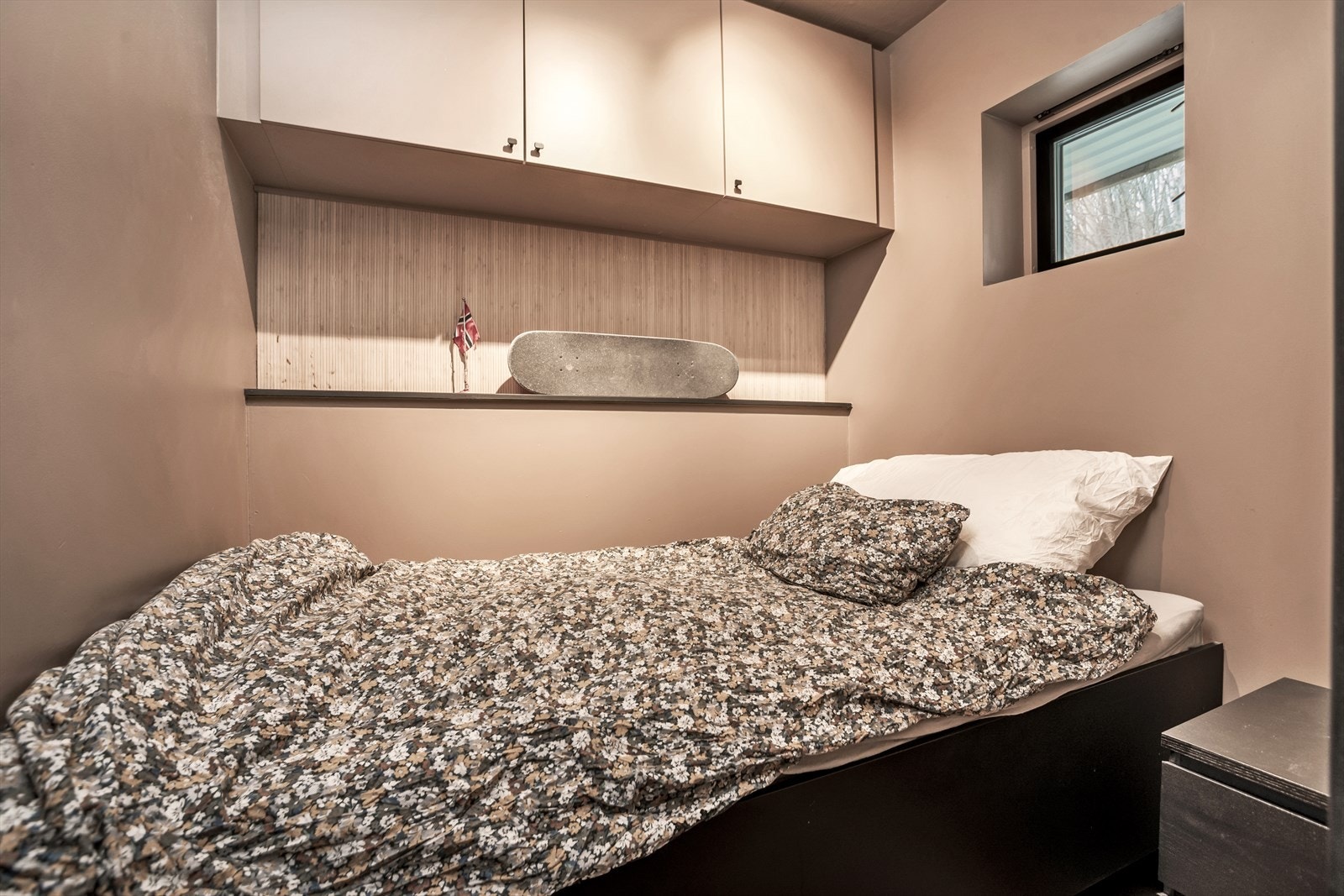 Koselig soverom med moderne fargevalg og praktiske skapløsninger. Perfekt for deg som ønsker en rolig sone i hjemmet. Galleribilde