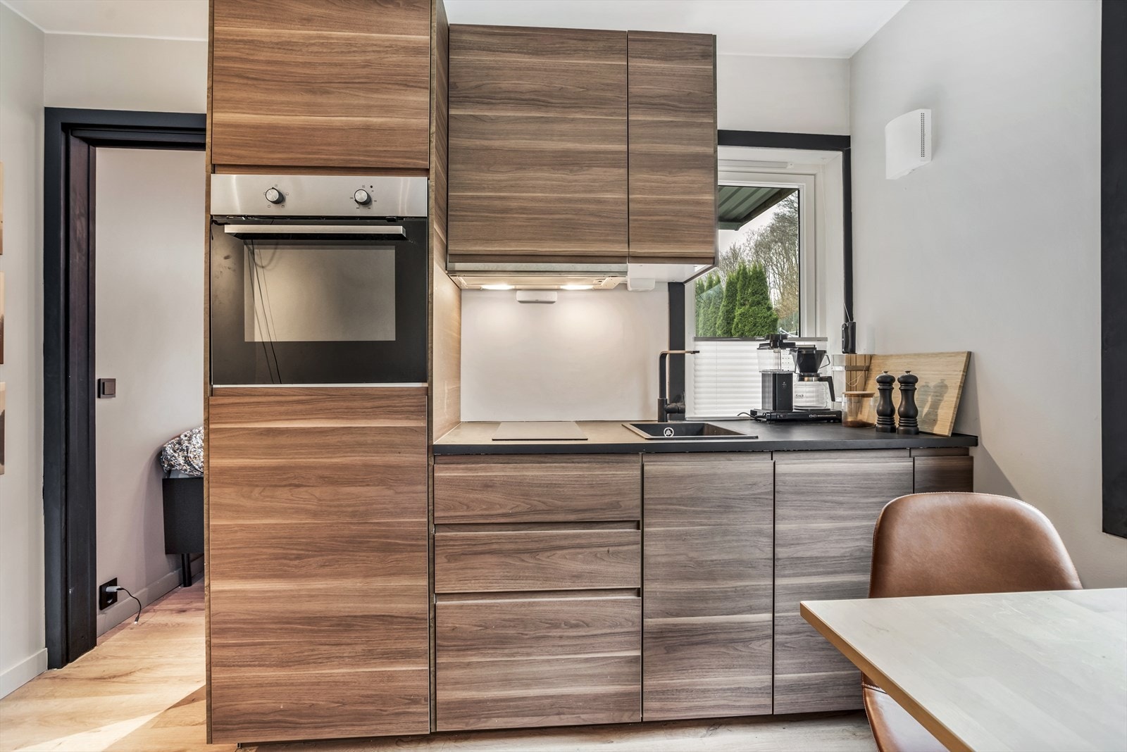 Moderne kjøkken med praktiske løsninger og stilrent design. Perfekt for matlaging og sosialt samvær i hjemmet ditt. Galleribilde