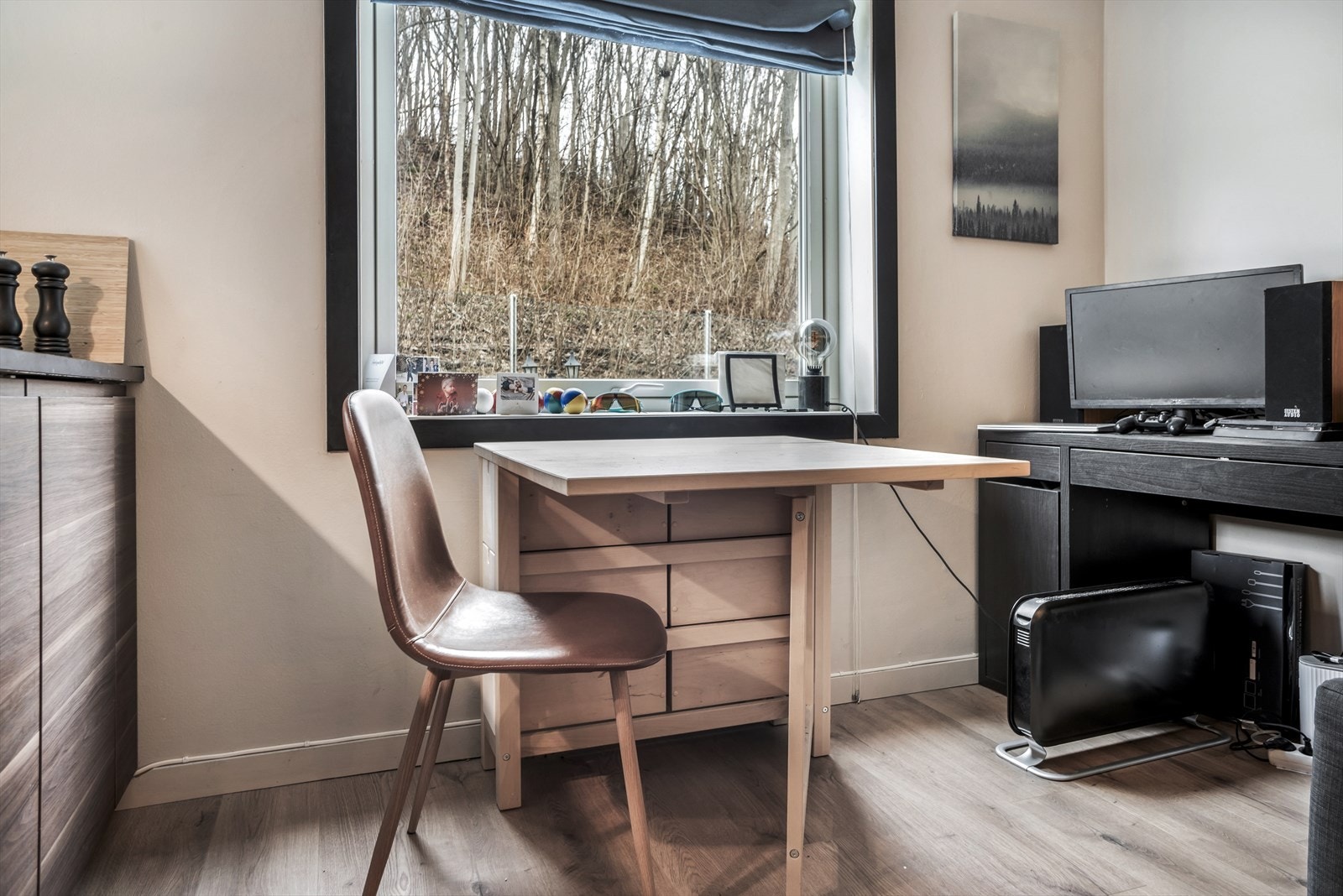 Lyst rom med store vinduer og flott utsikt mot naturen. Perfekt for hjemmekontor eller kreativt arbeid. Galleribilde