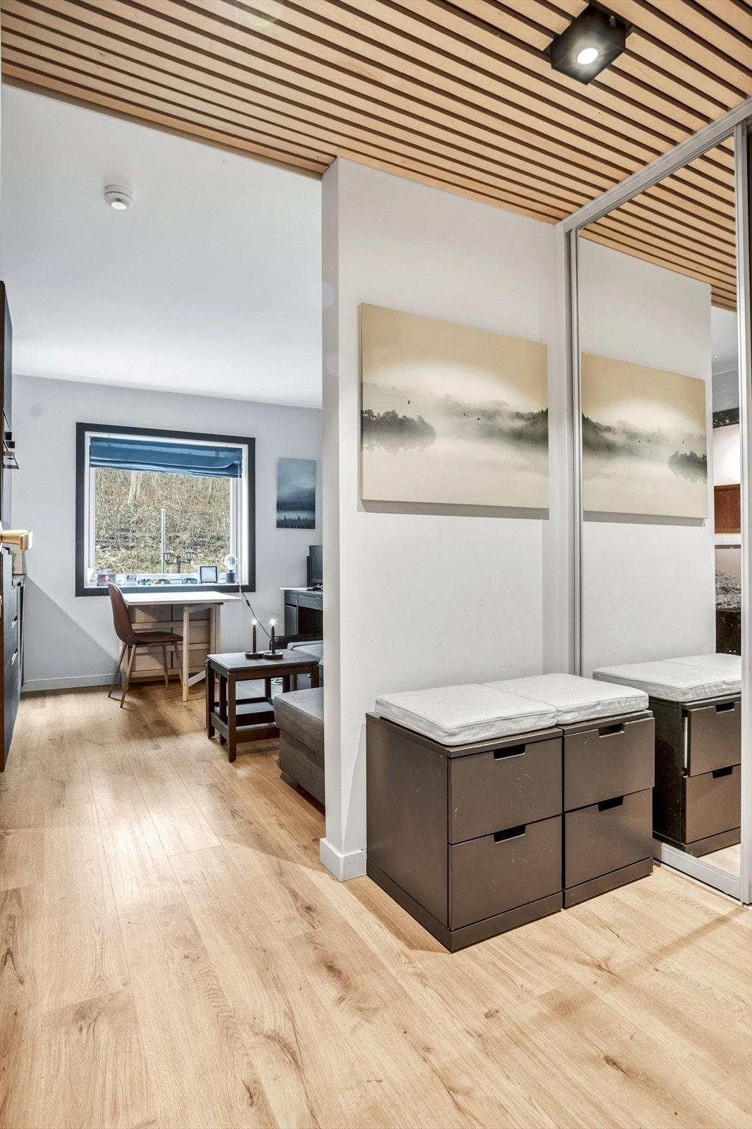 Moderne leilighet med lys og åpen planløsning. Elegant parkett og stilfullt detaljert tak gir et eksklusivt preg. Galleribilde