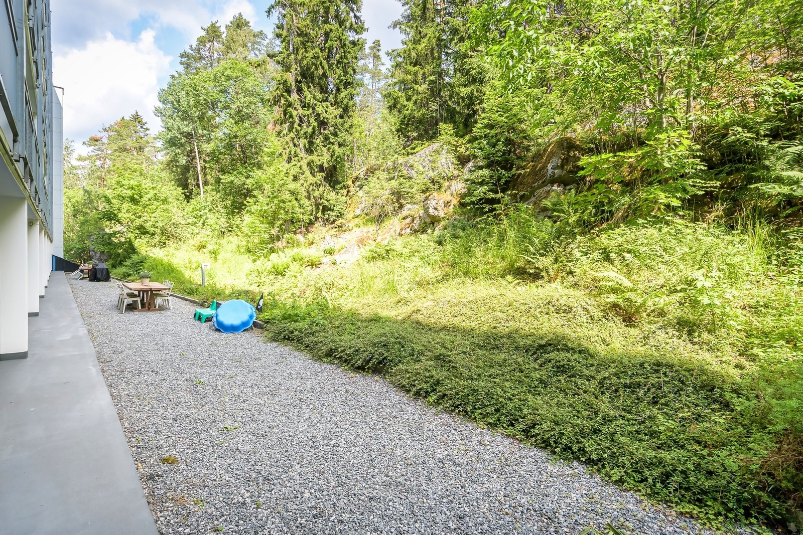 Frodig utsikt fra inngangen. Galleribilde