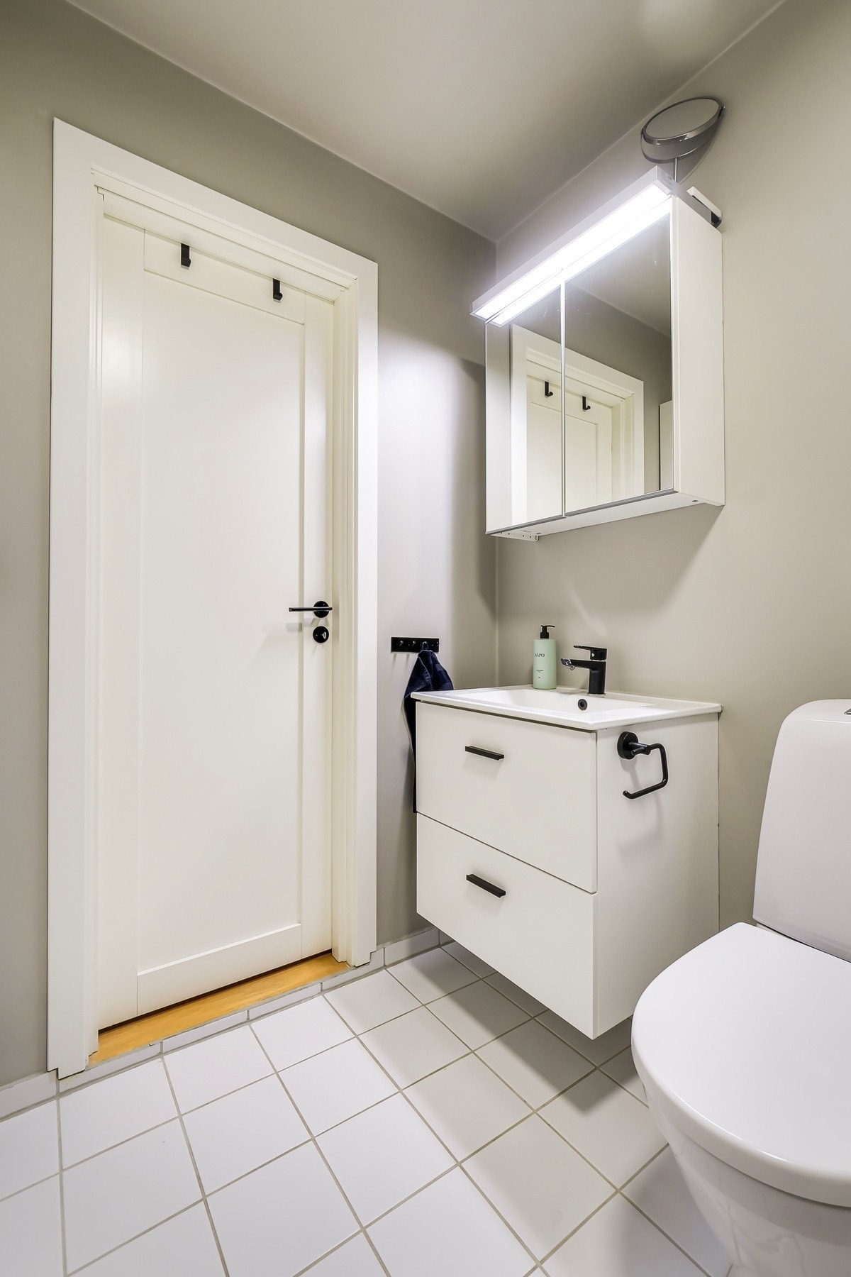 Badet er modernisert i nyere tid med baderomsinnredning, fliser på gulv og nytt toalett. Galleribilde