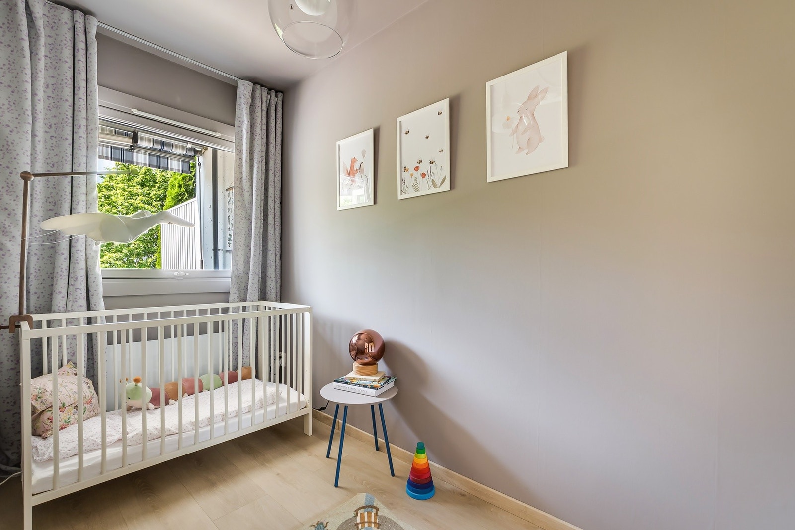 Rommet vender ut mot terrassen. Galleribilde
