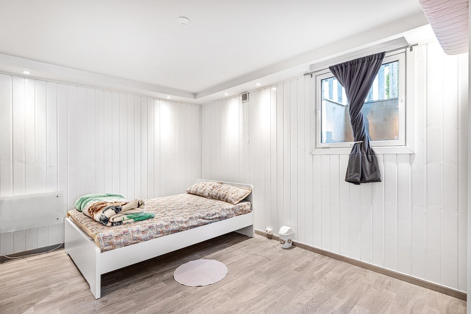 Underetasjen har 2 romslige soverom med god plass til dobbeltseng, tilhørende nattbord og garderobeskap Galleribilde