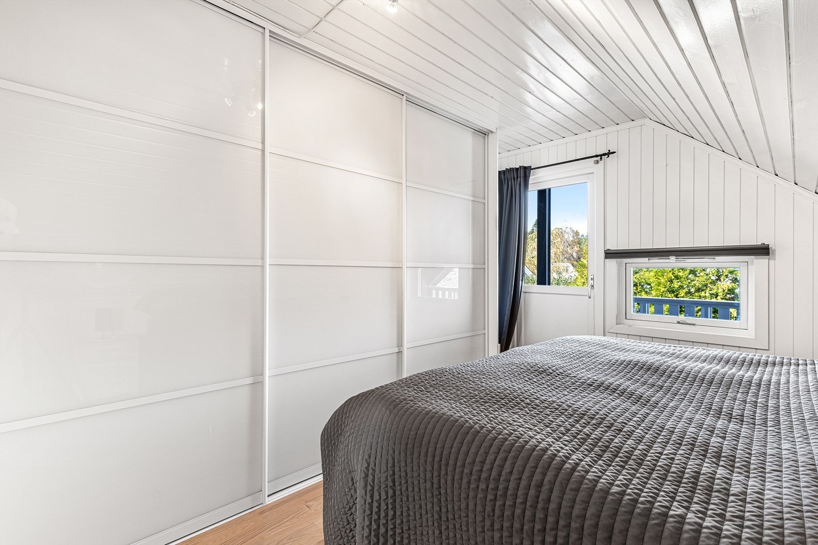 Her har man god plass til dobbeltseng og i tillegg mye oppbevaringsplass i en praktisk skyvedørsgarderobe Galleribilde