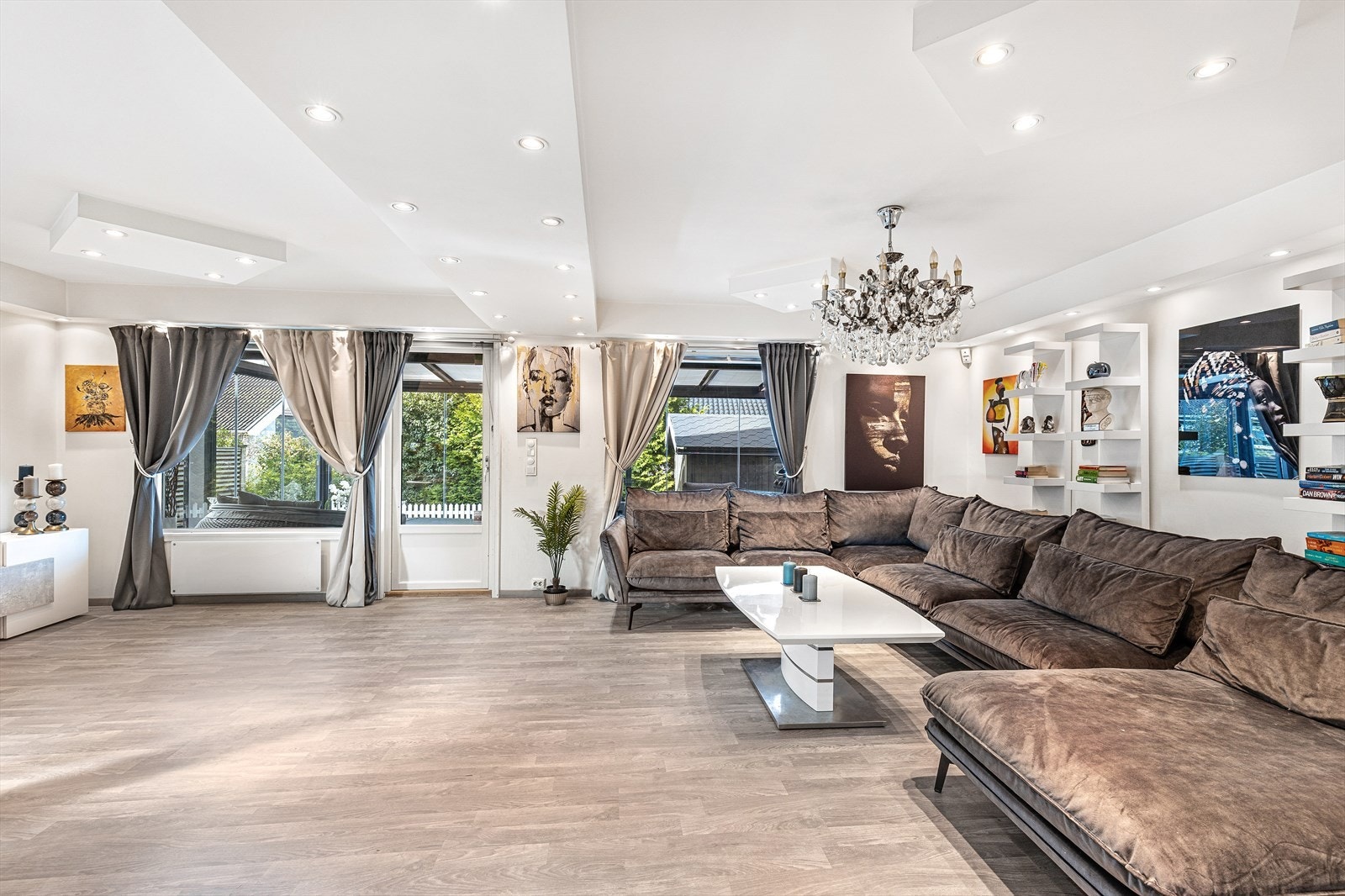 Stuen er innredet med en romslig sofagruppe hvor det er god plass til hele familien. Planløsningen åpner opp for flere innredningsmuligheter, og det er god plass til både stuemøblement og spisestue Galleribilde