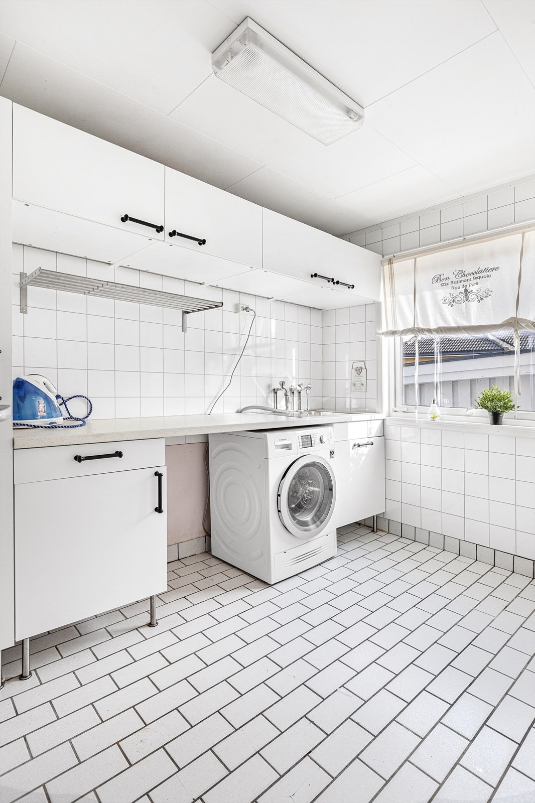 I tilknytning til til entreen finner man et enkelt vaskerom med flislagt gulv med varmekabler og flislagte vegger. Takstmannen opplyser om at rommet står foran en full renovering Galleribilde