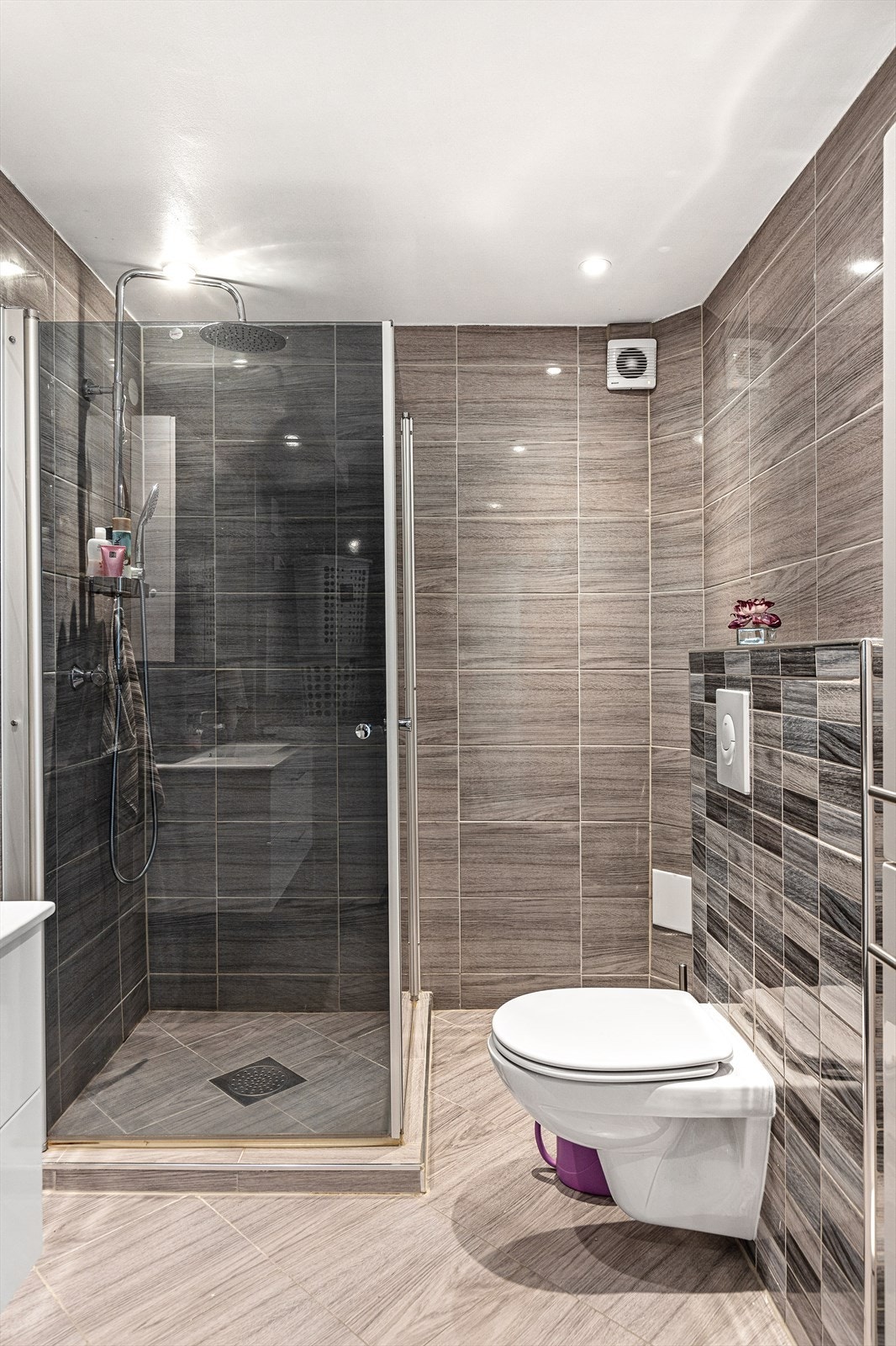 Hybeldelen har et fint bad fra 2018 med flislagt gulv med varmekabler og vegger Galleribilde