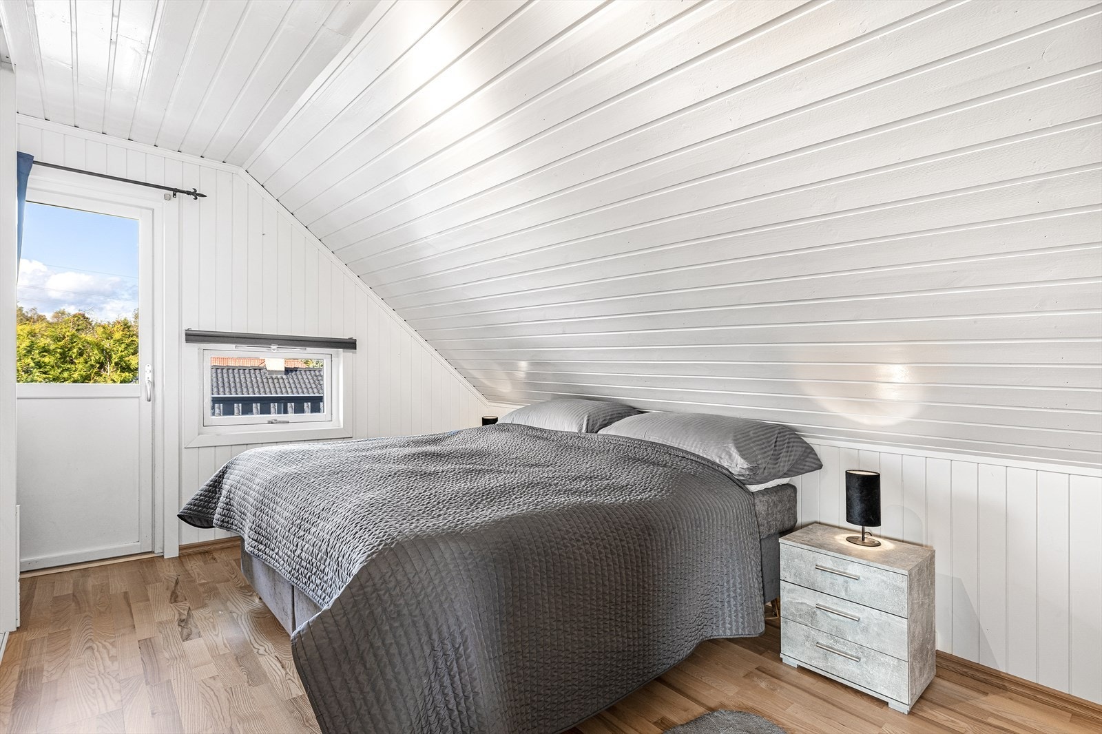 Boligen har 3 gode soverom i 2.etasje. Hovedsoverommet er av god størrelse med hvitmalte overflater Galleribilde