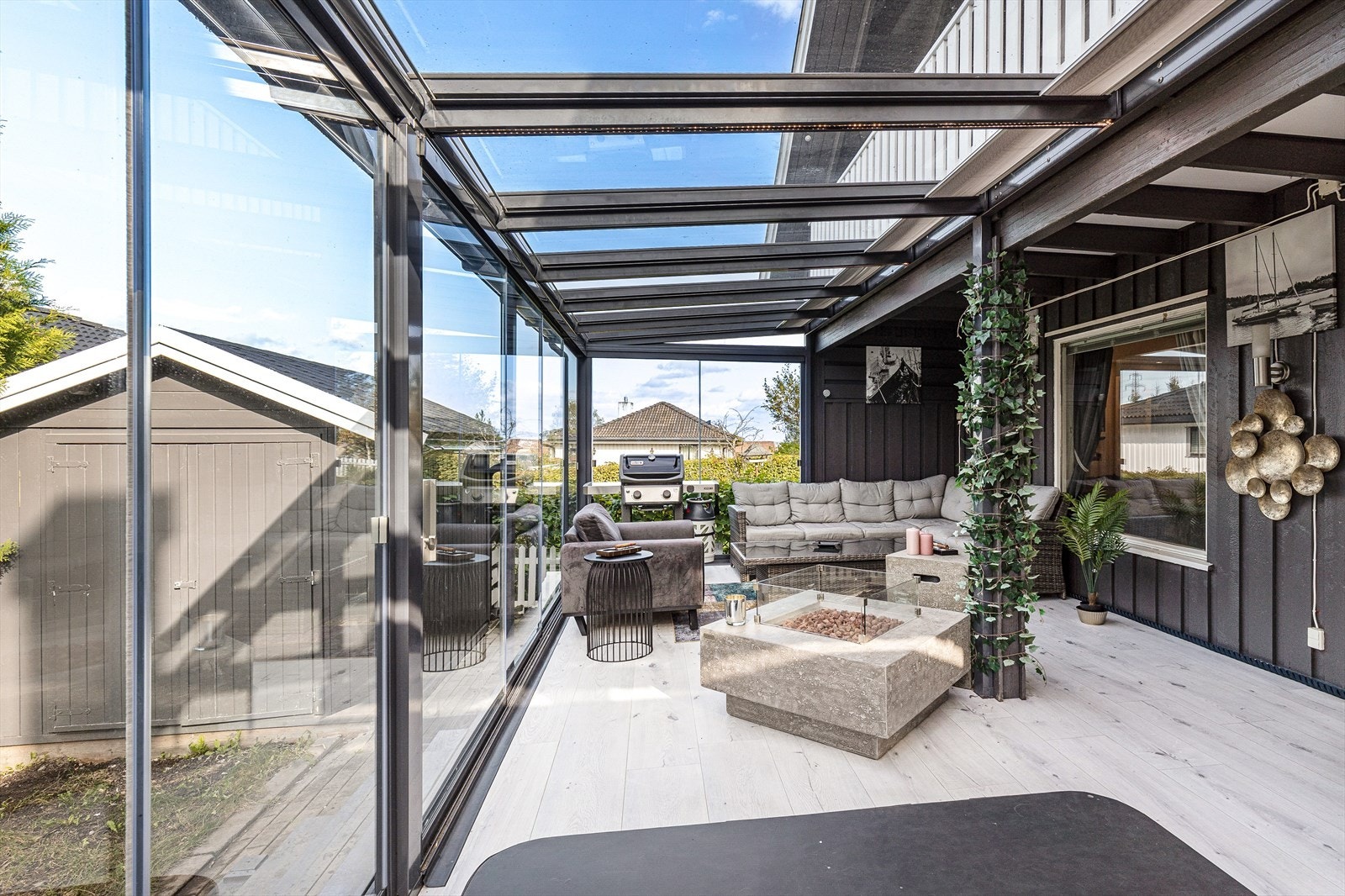 Fra terrassen er det videre utgang til hagedelen med en frittstående bod på ca 5 kvm Galleribilde