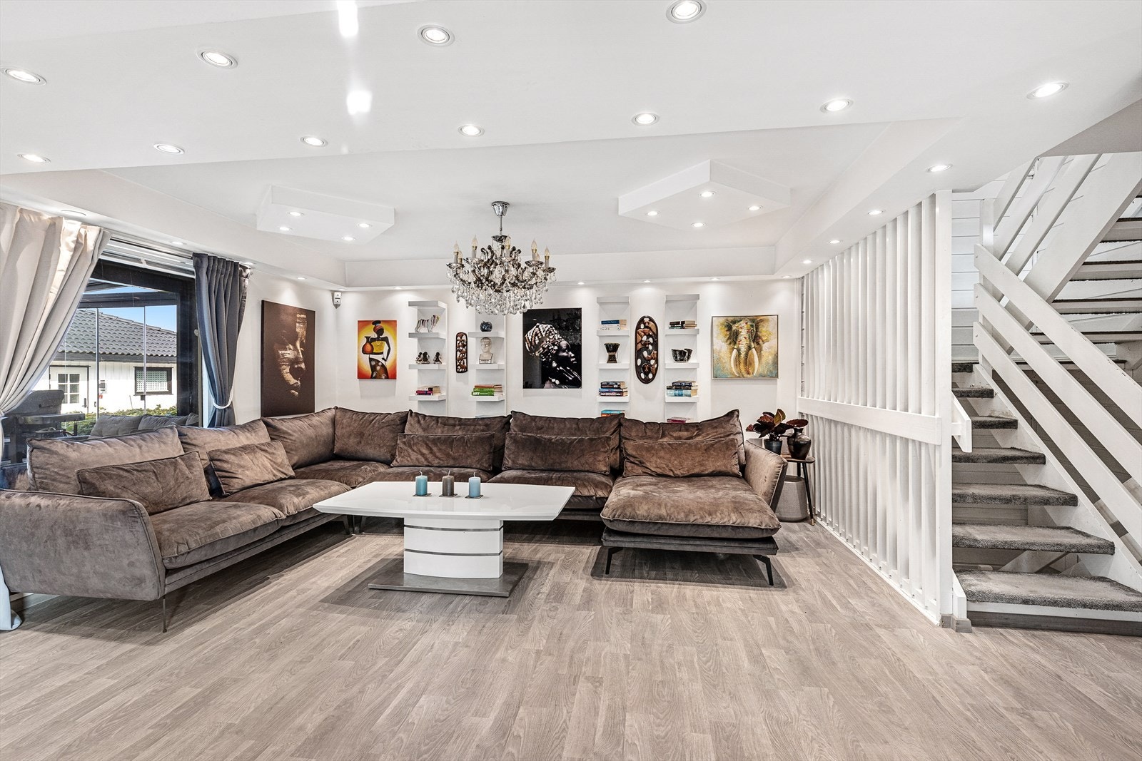 Fra stuen er det enkel tilgang til boligens 2.etasje Galleribilde