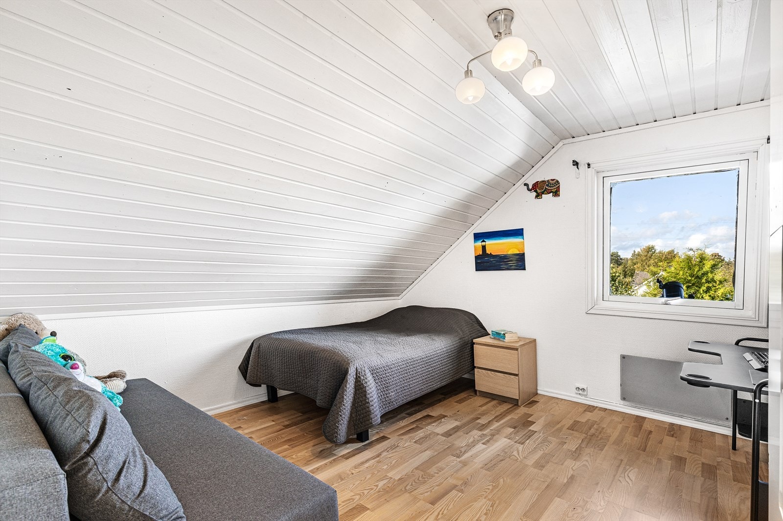 Soverom II - De andre soverommene er litt mindre i størrelse, men har god plass til seng, garderobeskap og nattbord Galleribilde