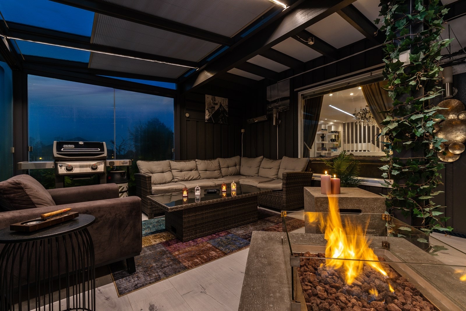 Terrassen innbyr til grillmiddager og hyggelige stunder med familie og venner og har god plass til et stort spisebord og grill, samt andre sittemøbler Galleribilde