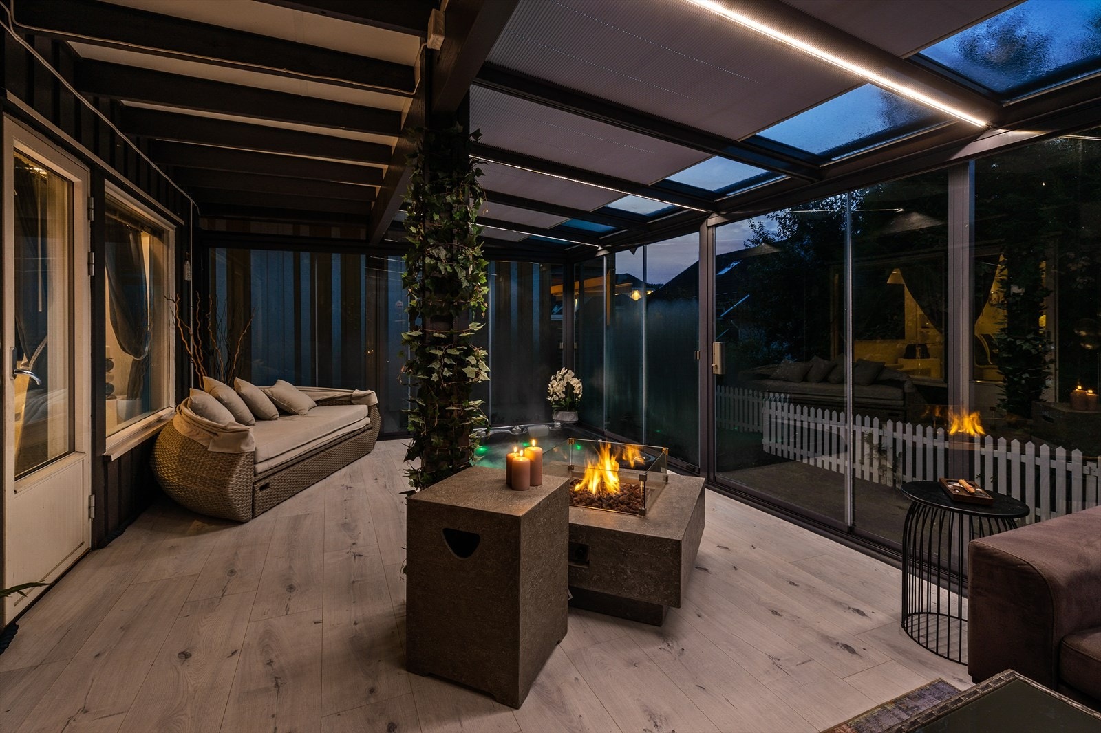 Boligen går over 3 plan og hoveddelen har blant annet 3 soverom hvorav 2 av de har utgang til balkong, baderom, toalett, åpen stue/-kjøkkenløsning med utgang til terrassen og hybeldel med egen inngang, stue, kjøkken, bad/vaskerom og 2 soverom Galleribilde