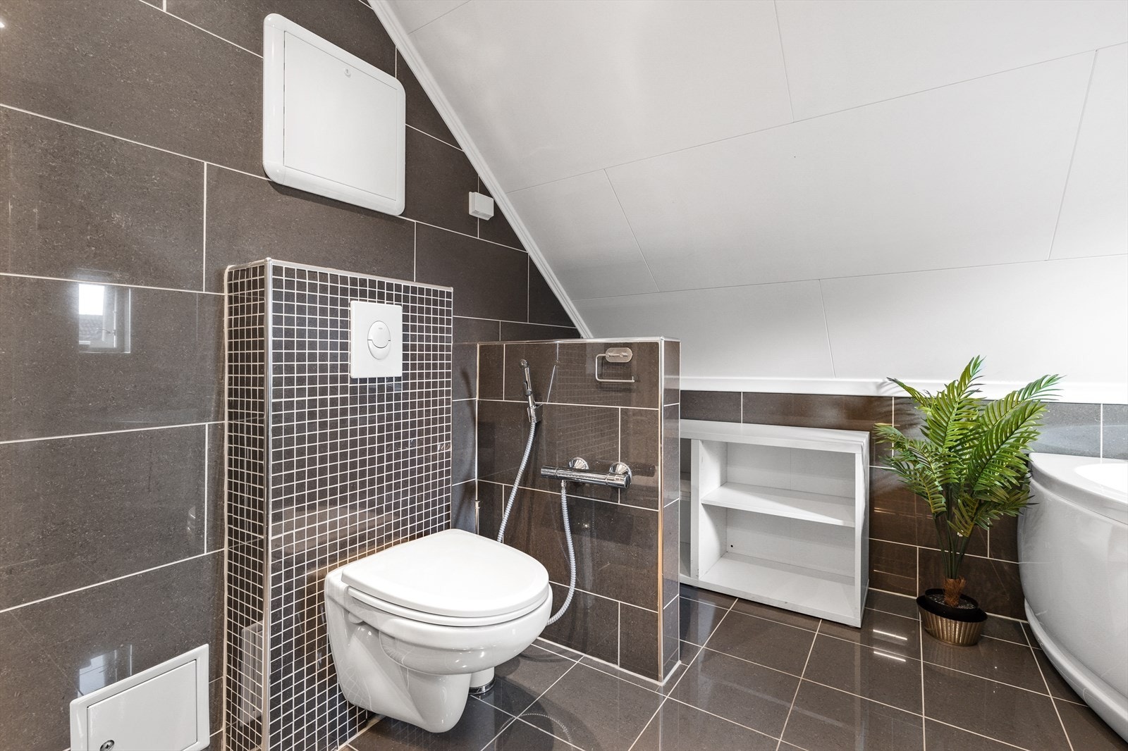 Det er montert dusjgarnityr ved toalett. Takstmannen har boret hull i vegg på soverom mot bad og ingen unormale verdier ble avdekket Galleribilde