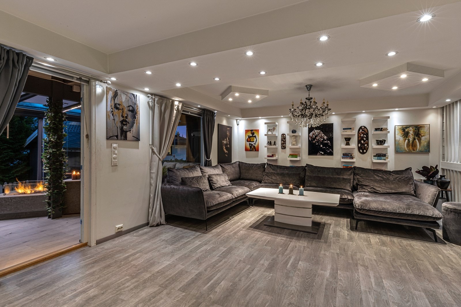 Fra stuen er det utgang til en terrasse på ca 30 m² som ble innglasset i 2022 Galleribilde