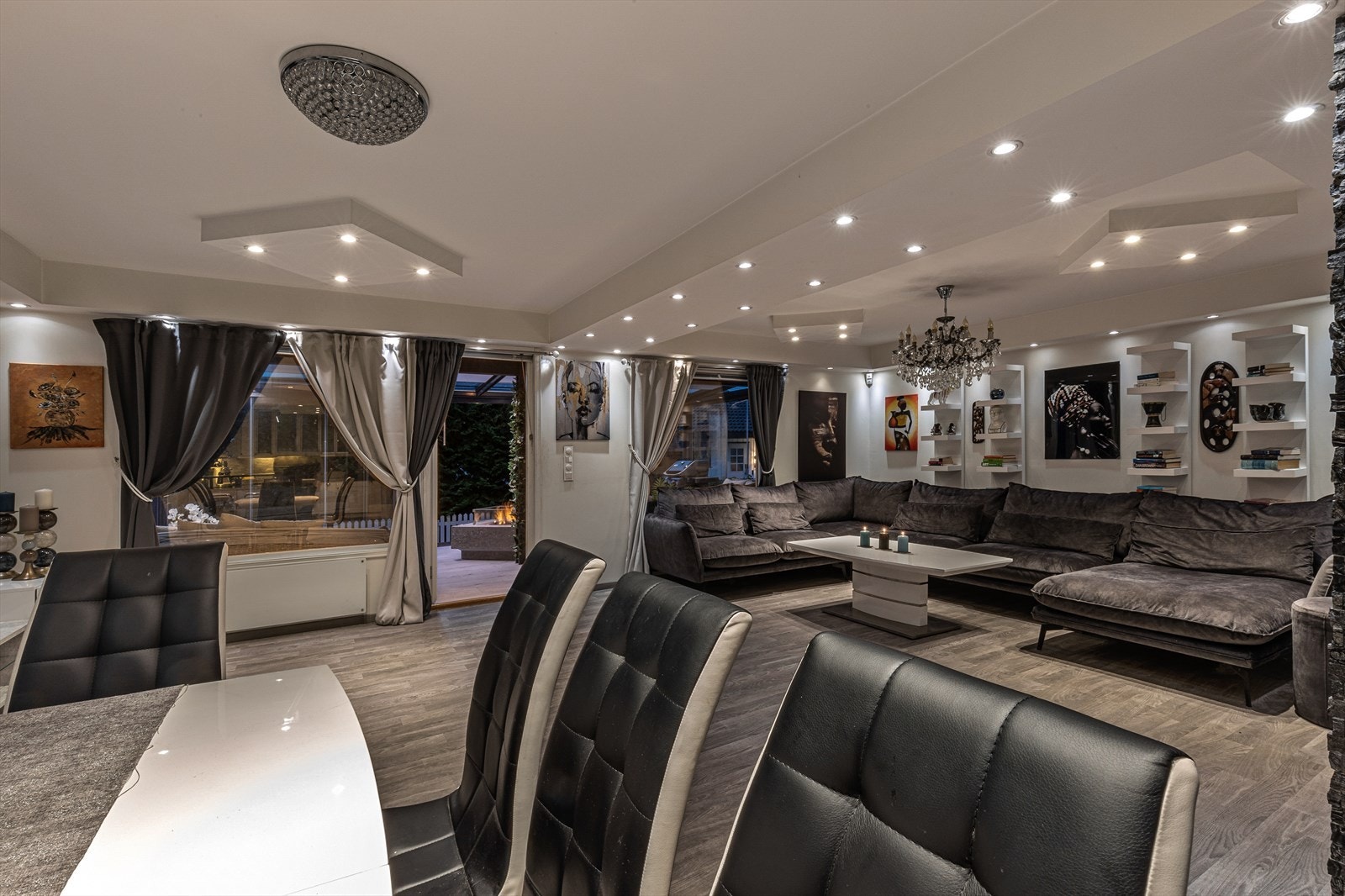 Den delvis åpne kjøkken/stueløsningen er et smart og sosialt designkonsept som skaper en sømløs forbindelse mellom kjøkkenet og stuen. Dette skaper en åpen atmosfære og gjør det enkelt å samle familie og venner Galleribilde