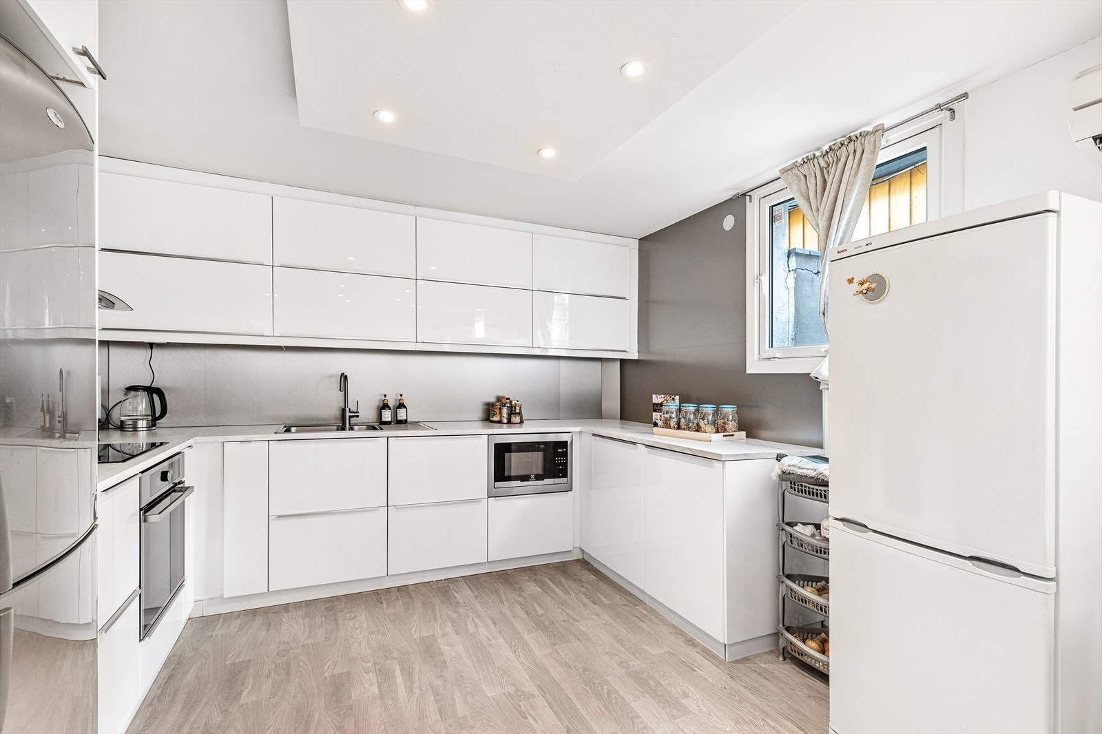 Hybeldelen har et lekkert IKEA-kjøkken fra 2017/2018 med kjøkkeninnredning med hvite, glatte fronter og laminat benkeplate. De integrerte hvitevarene består av oppvaskmaskin, komfyr, platetopp og mikroovn. Frittstående kjøl/ fryseskap Galleribilde