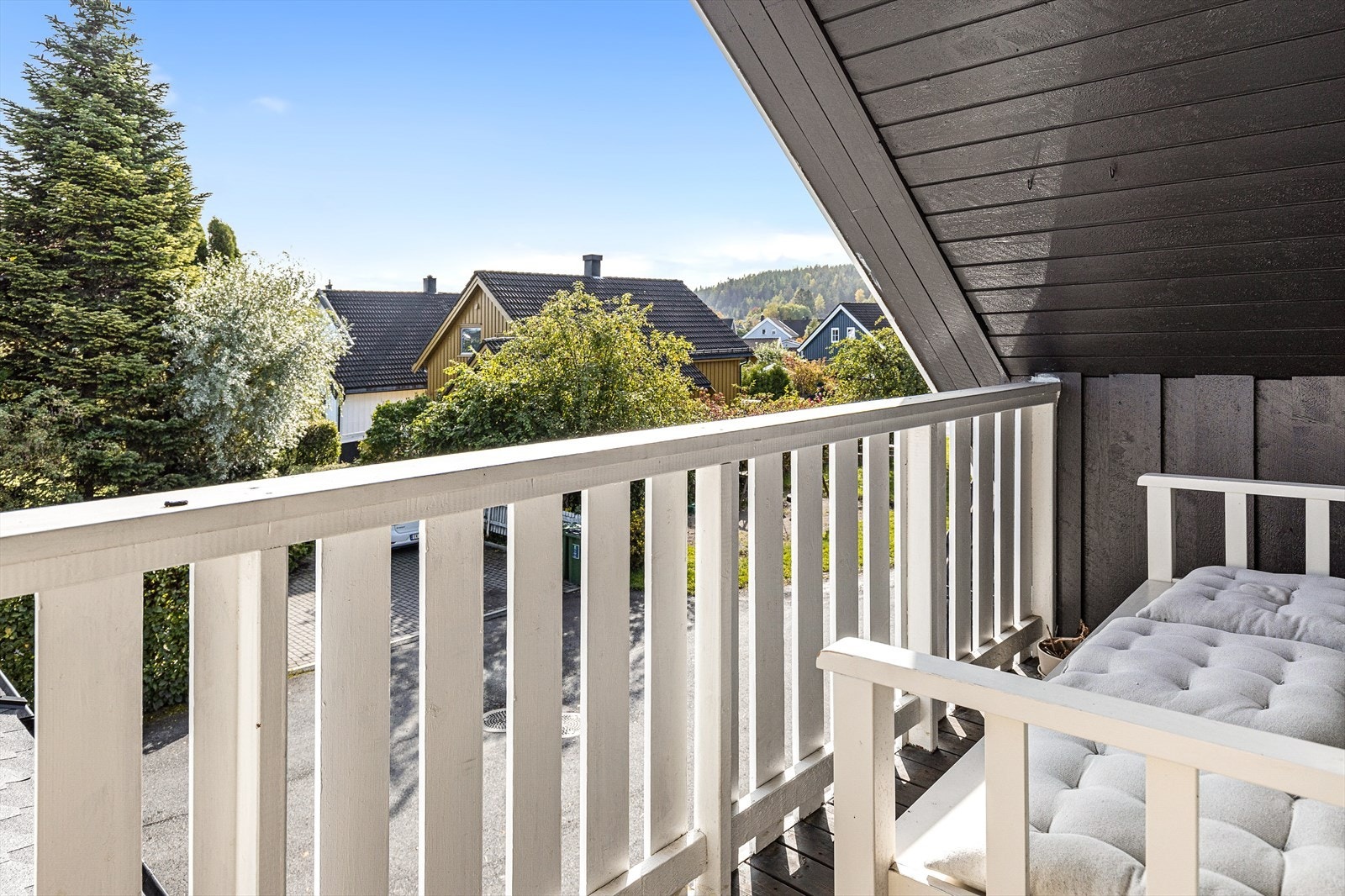 Fra soverom III er det utgang til en balkong på ca 3,5 m² vendt mot øst Galleribilde