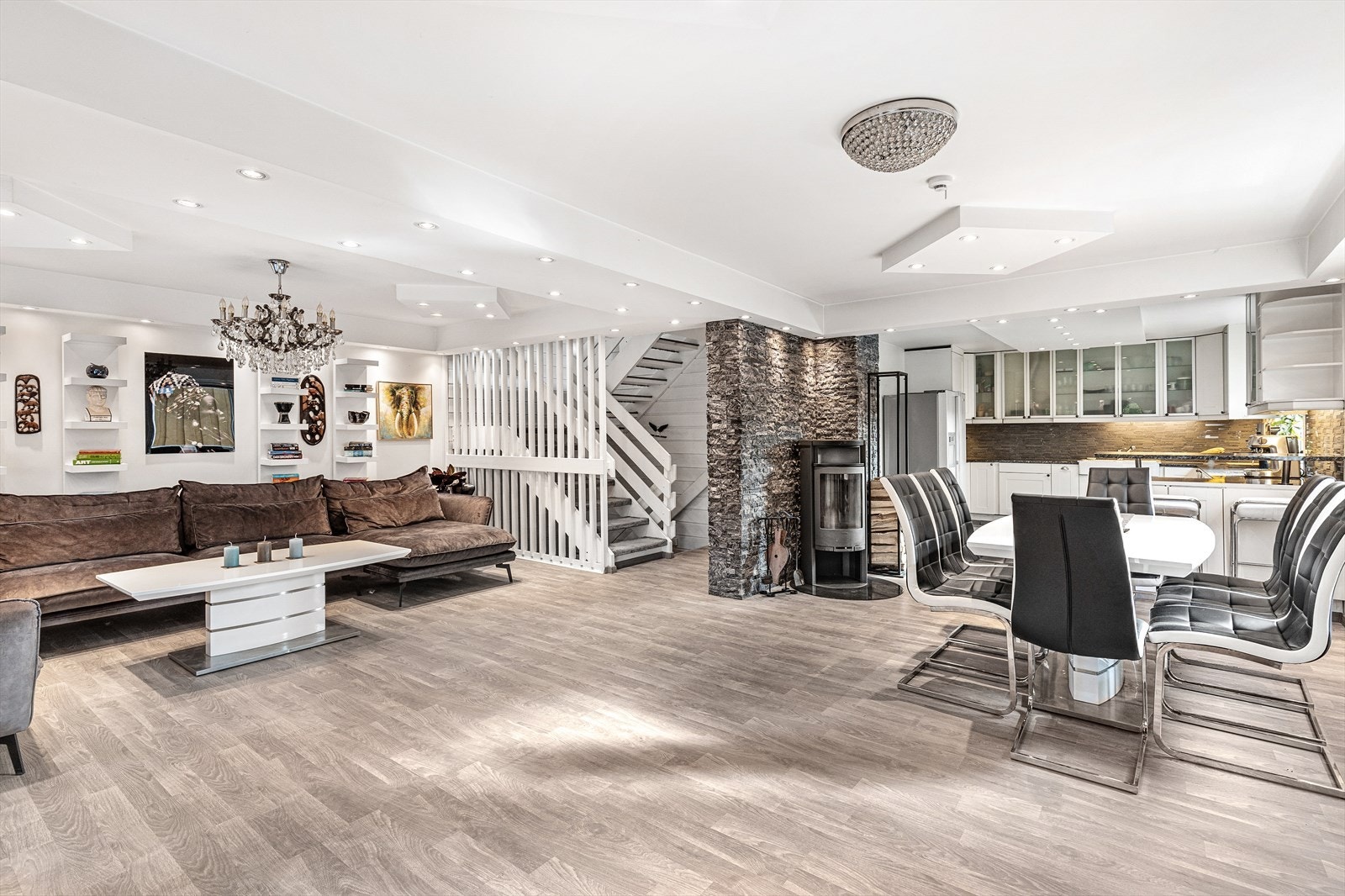 I overgangen mellom kjøkkenet og stuen er det god plass til et spiseområde med spisebord og stoler. Dette området er ideelt for formelle måltider, familiemiddager eller til og med som et arbeidsområde for lekser eller kontorarbeid Galleribilde