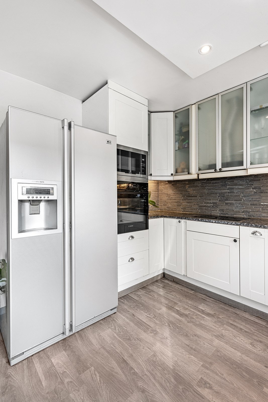 De integrerte hvitevarene består av stekeovn, platetopp, oppvaskmaskin og mikrobølgeovn som gir både funksjonalitet og estetikk. Frittstående side by side kjøl/fryseskap gir ytterligere lagringskapasitet Galleribilde