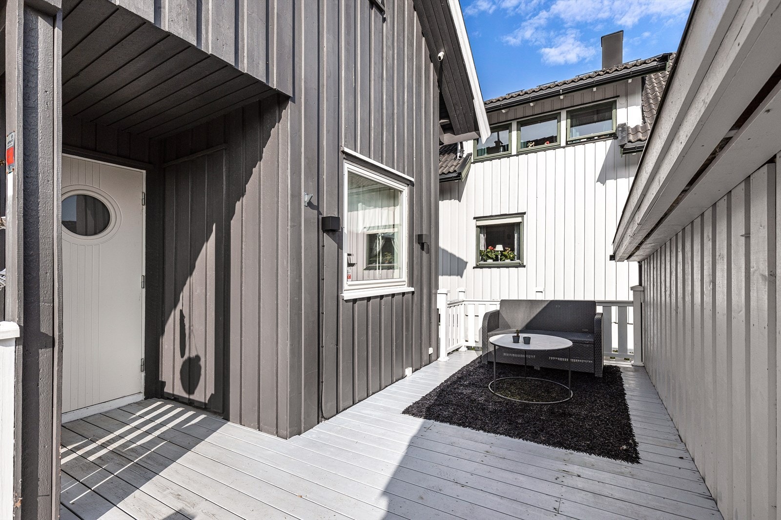 Boligen har et fint inngangsparti med terrasse på ca 15 m² Galleribilde