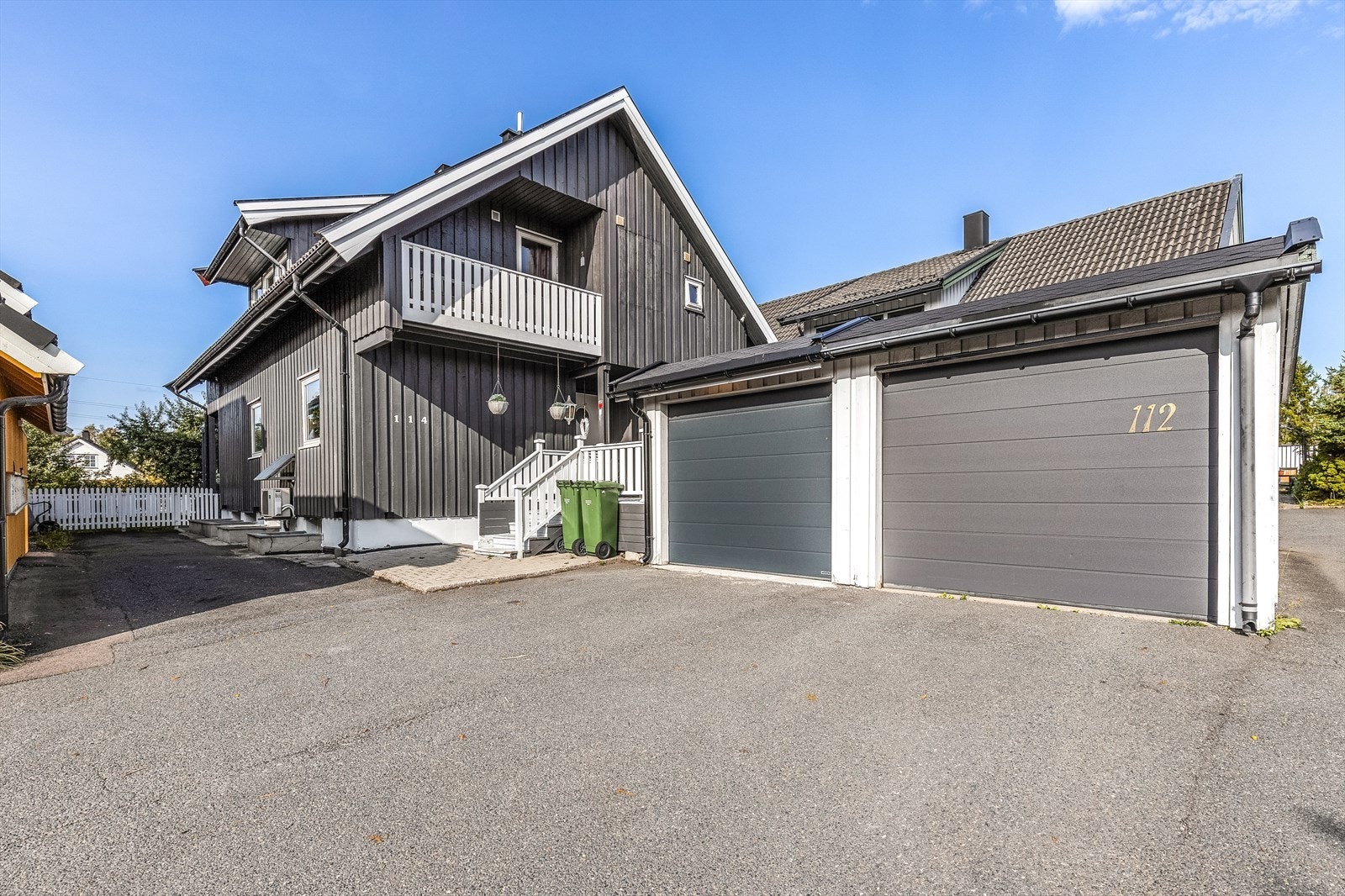 Det er parkeringsmuligheter i dobbelgarasje som deles med naboen. For øvrig gode parkeringsmuligheter på egen gårdsplass, samt gjesteparkering like i nærheten av eiendommen Galleribilde