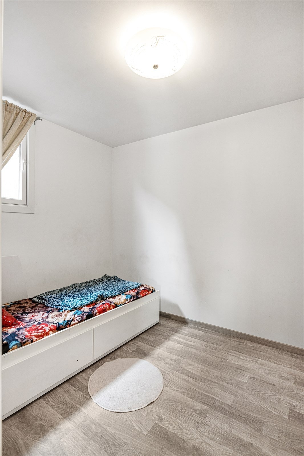 Soverom II - Det gjøres oppmerksom på at dette soverommet har blitt adskilt fra det rommet som er omtalt som kjellerstue på byggetegningen Galleribilde