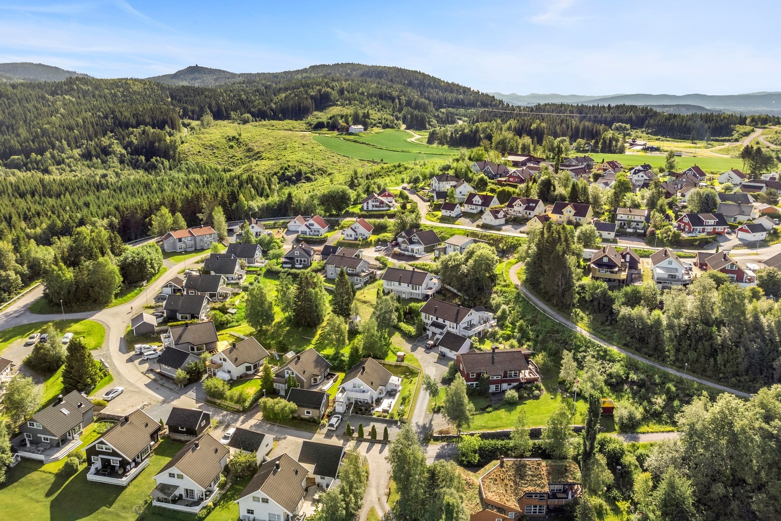 Kort veg til skoler, barnehager og idrettsbaner på Egge, samt Steinkjer skistadion og opparbeidet turterreng på Byafjellet. Galleribilde