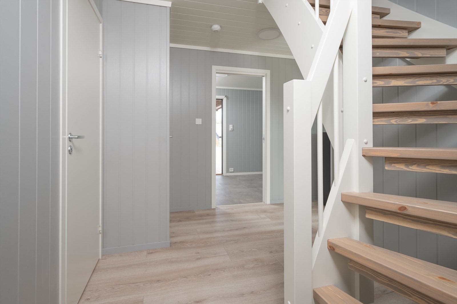 Hall med Daikin varmepumpe og trapp til loft Galleribilde