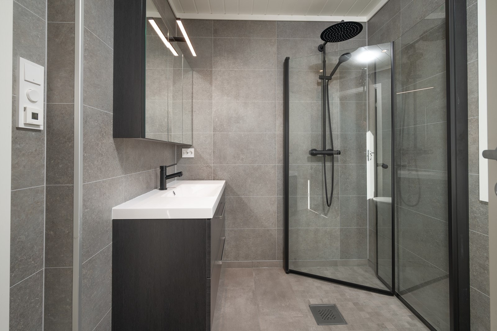 Stilren innredning og påkostet regndusj Galleribilde