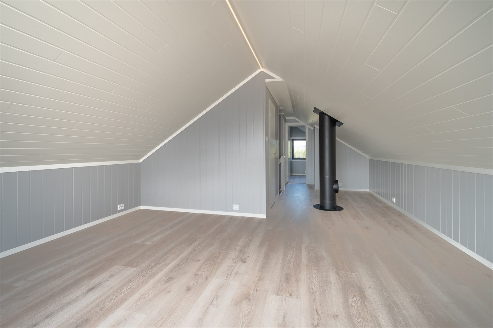 Stålpipe og LED-stripe i himling Galleribilde