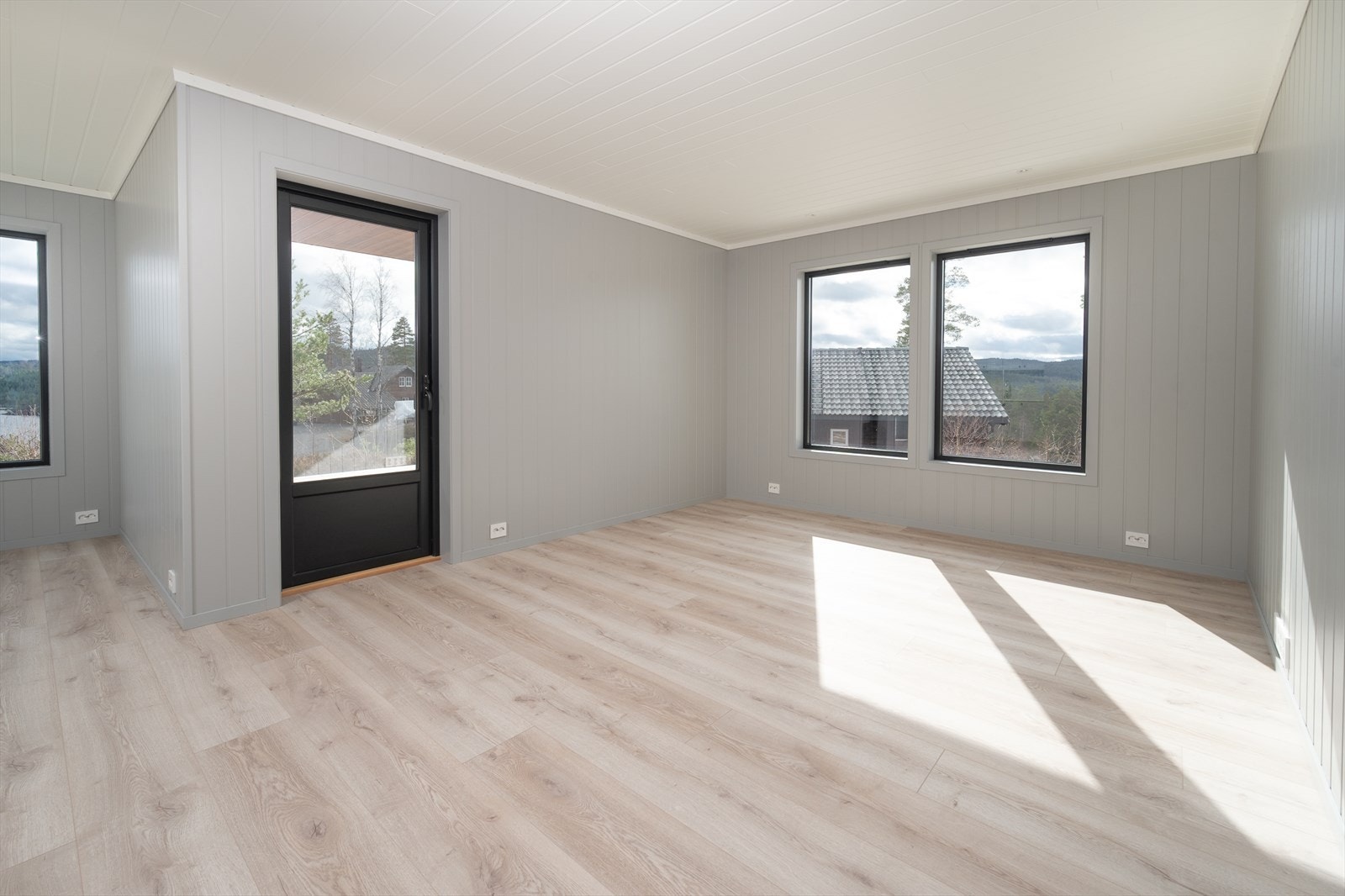 Store vindusflater gir godt med naturlig lys Galleribilde