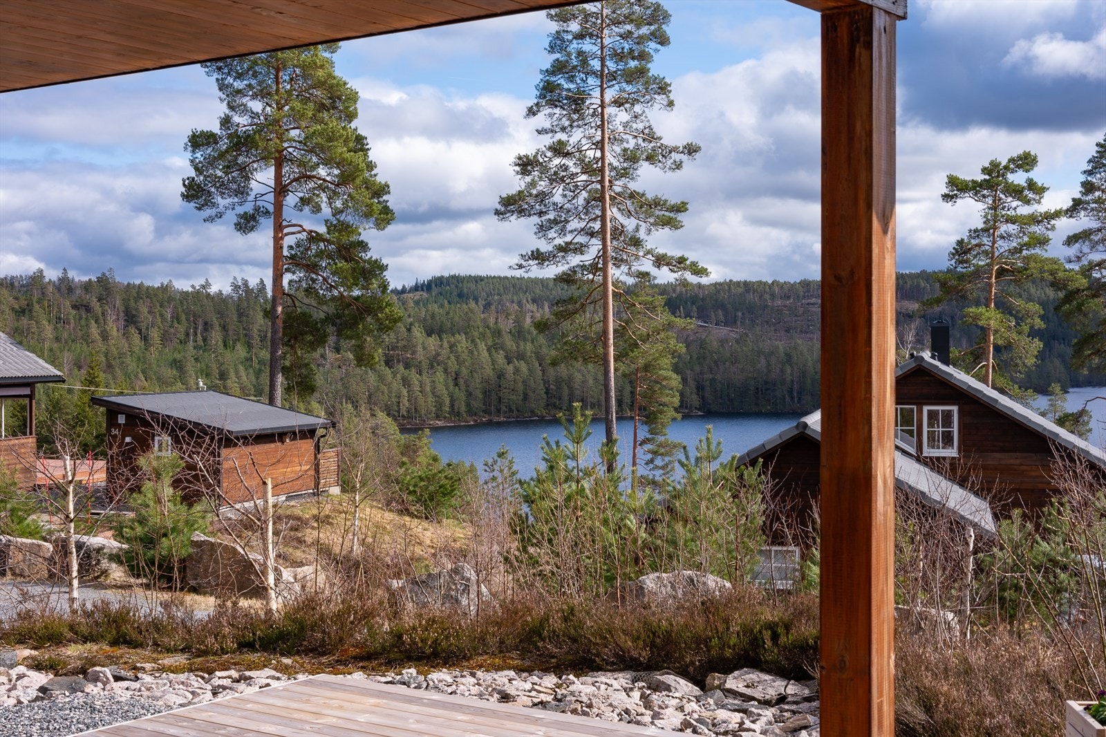 Takoverbygg med spotter og fin utsikt Galleribilde