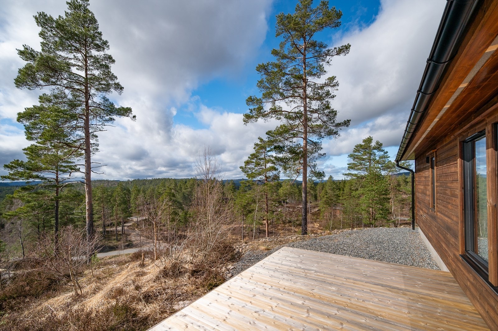 Vestvendt del av terrasse har sol til sent på kveld Galleribilde