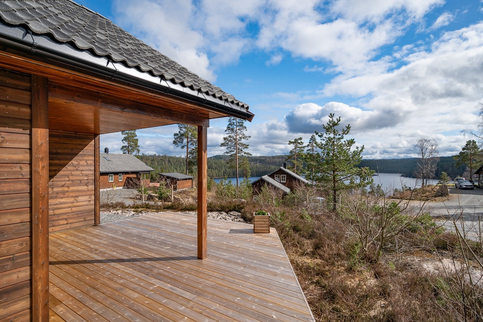 Stor, sydvestvendt terrasse med gode solforhold og utsikt Galleribilde