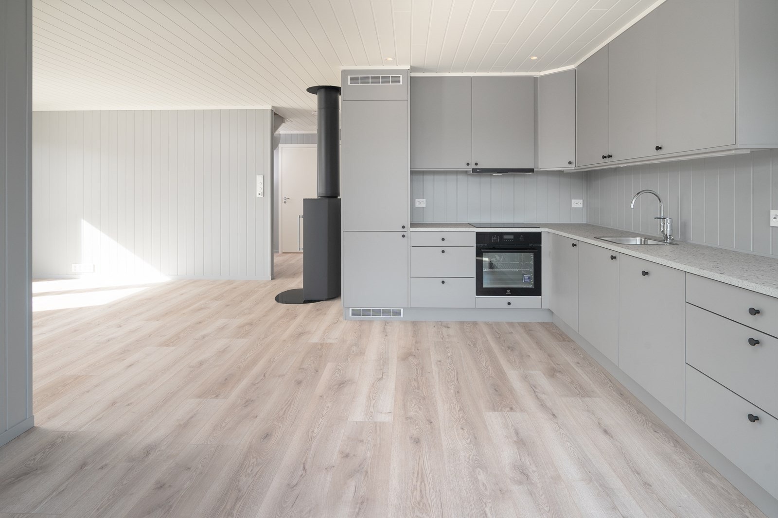 Integrerte hvitevarer og spotter i tak Galleribilde