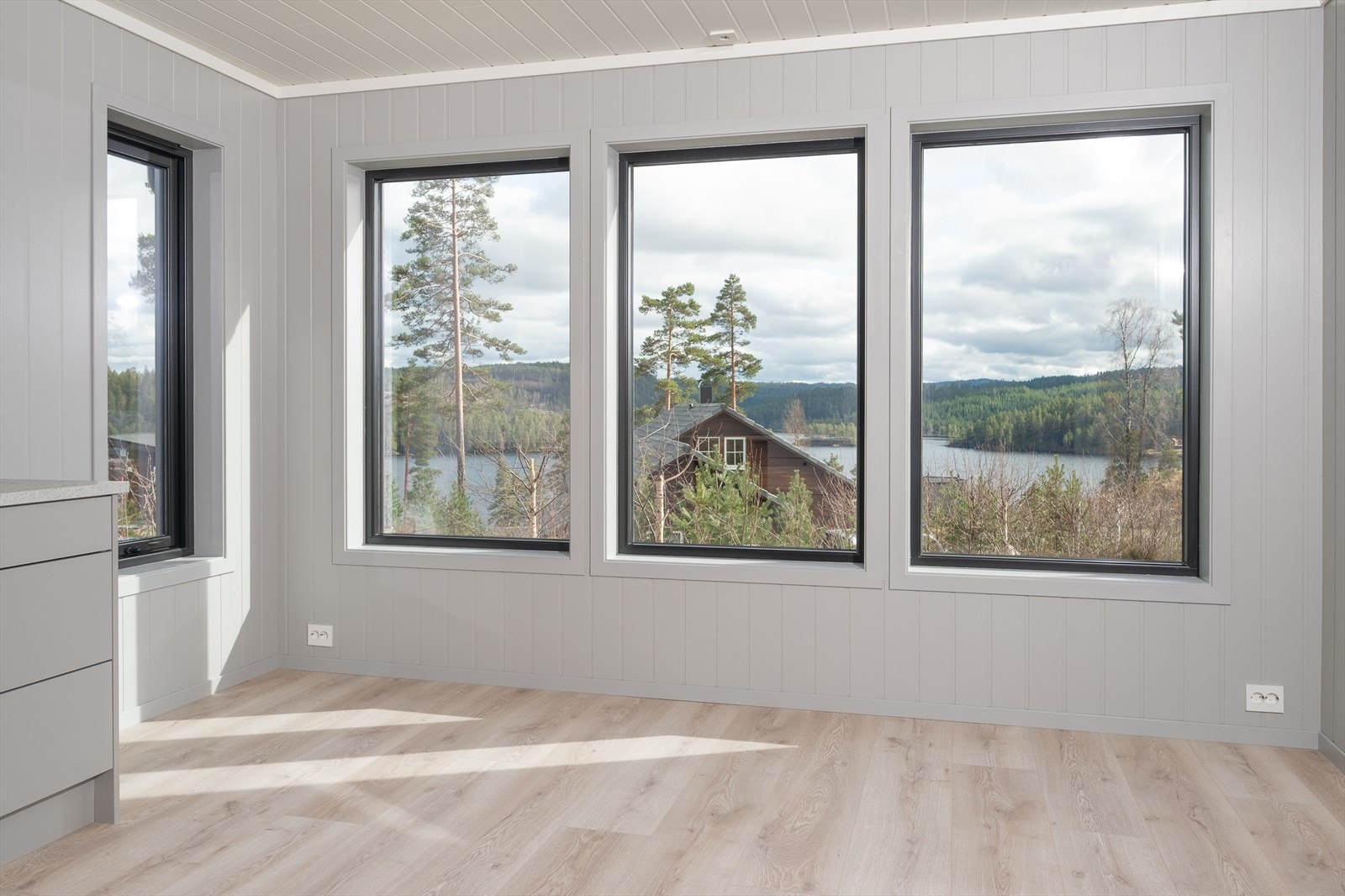 Naturlig plass for spisebord ved vindu Galleribilde