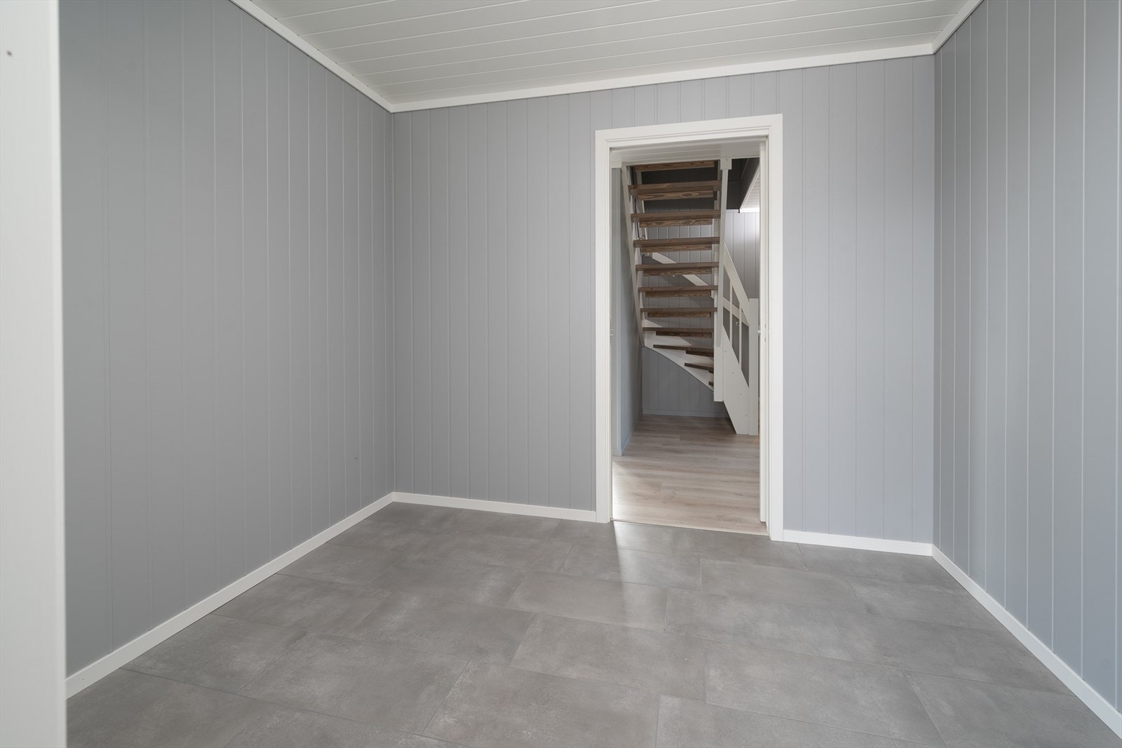 Romslig entré med fliser og varmekabler Galleribilde