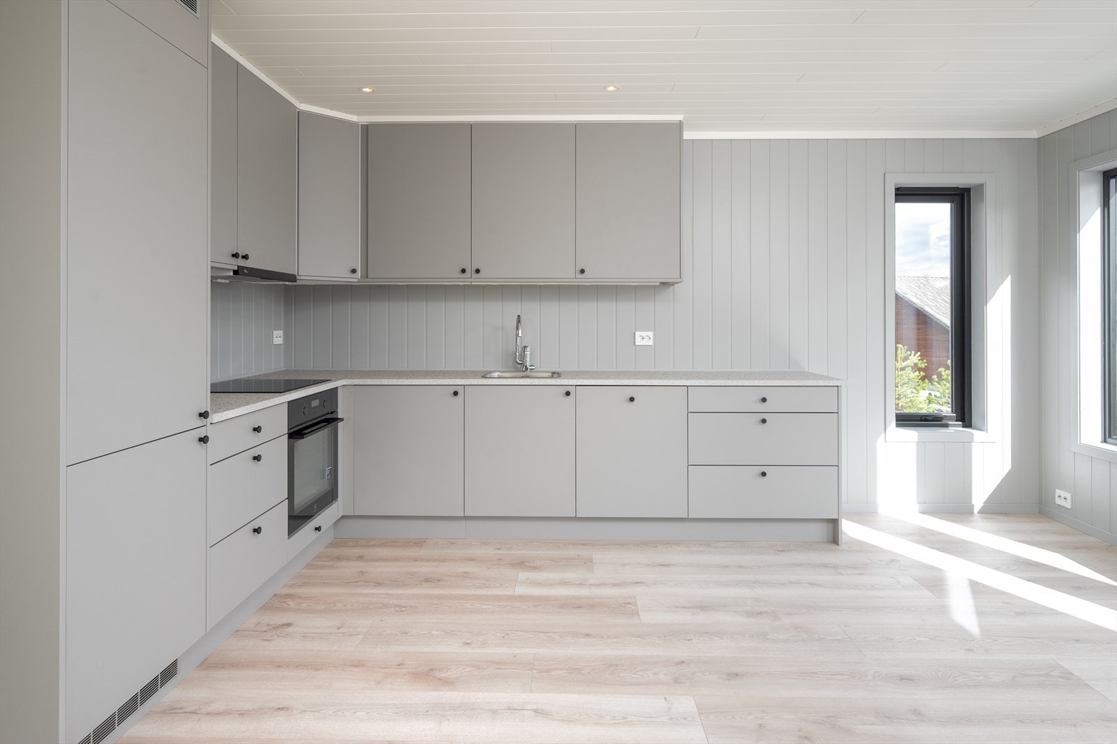 Stilrent kjøkken med rikelig skap- og benkeplass Galleribilde