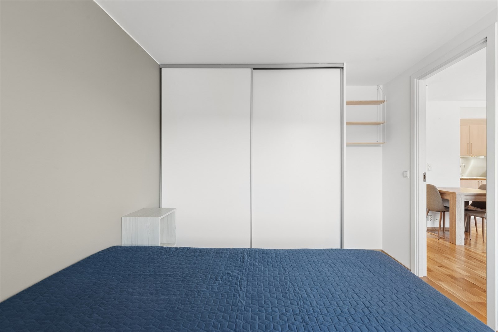 Soverommet er oppmålt til 9,6 kvm, og er i dag innredet med dobbeltseng og plassbesparende skyvedørsgarderobe. Galleribilde