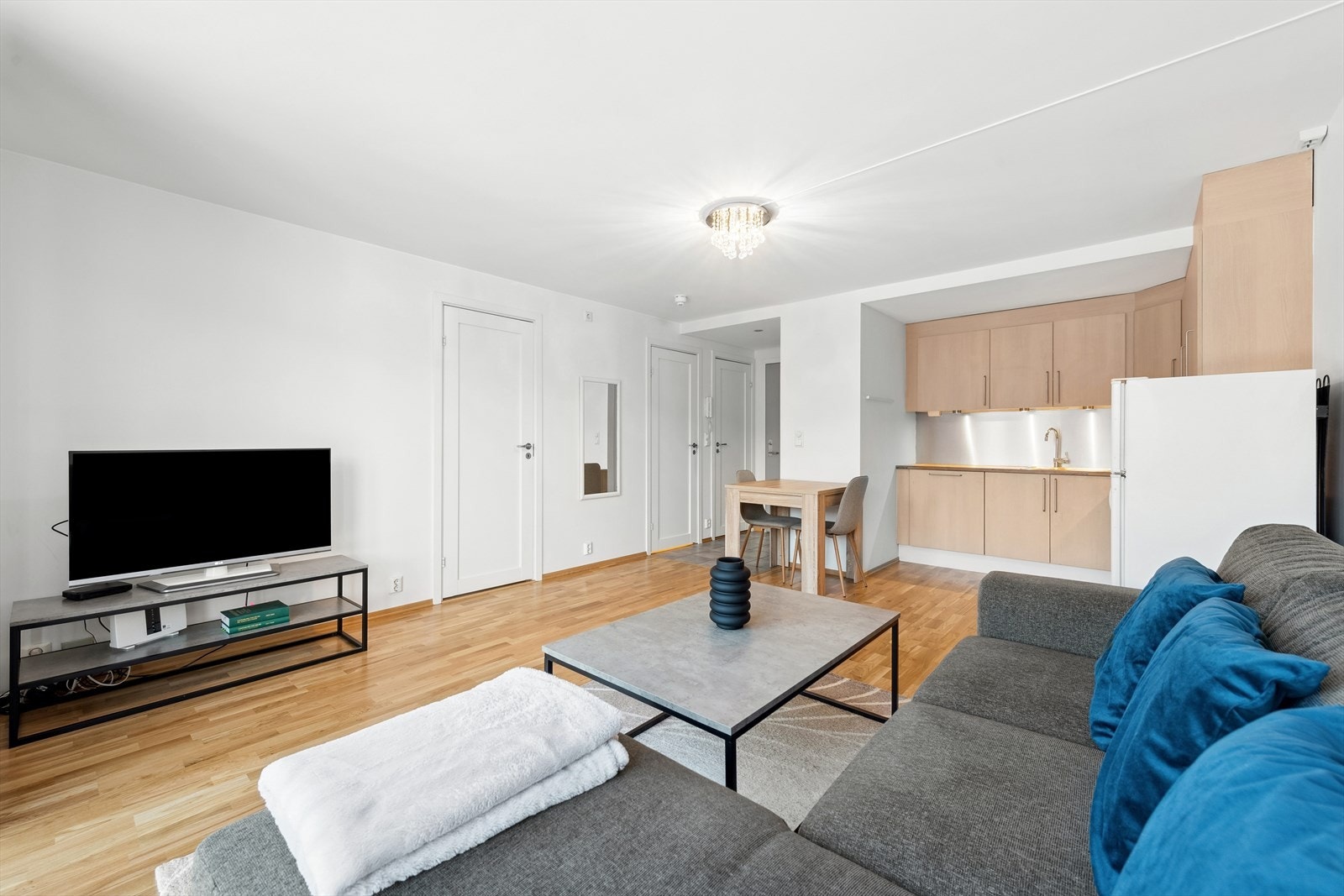 Her kan du også enkelt møblere etter eget ønske med plass til både sofa og spisemøblement i rommet. Galleribilde