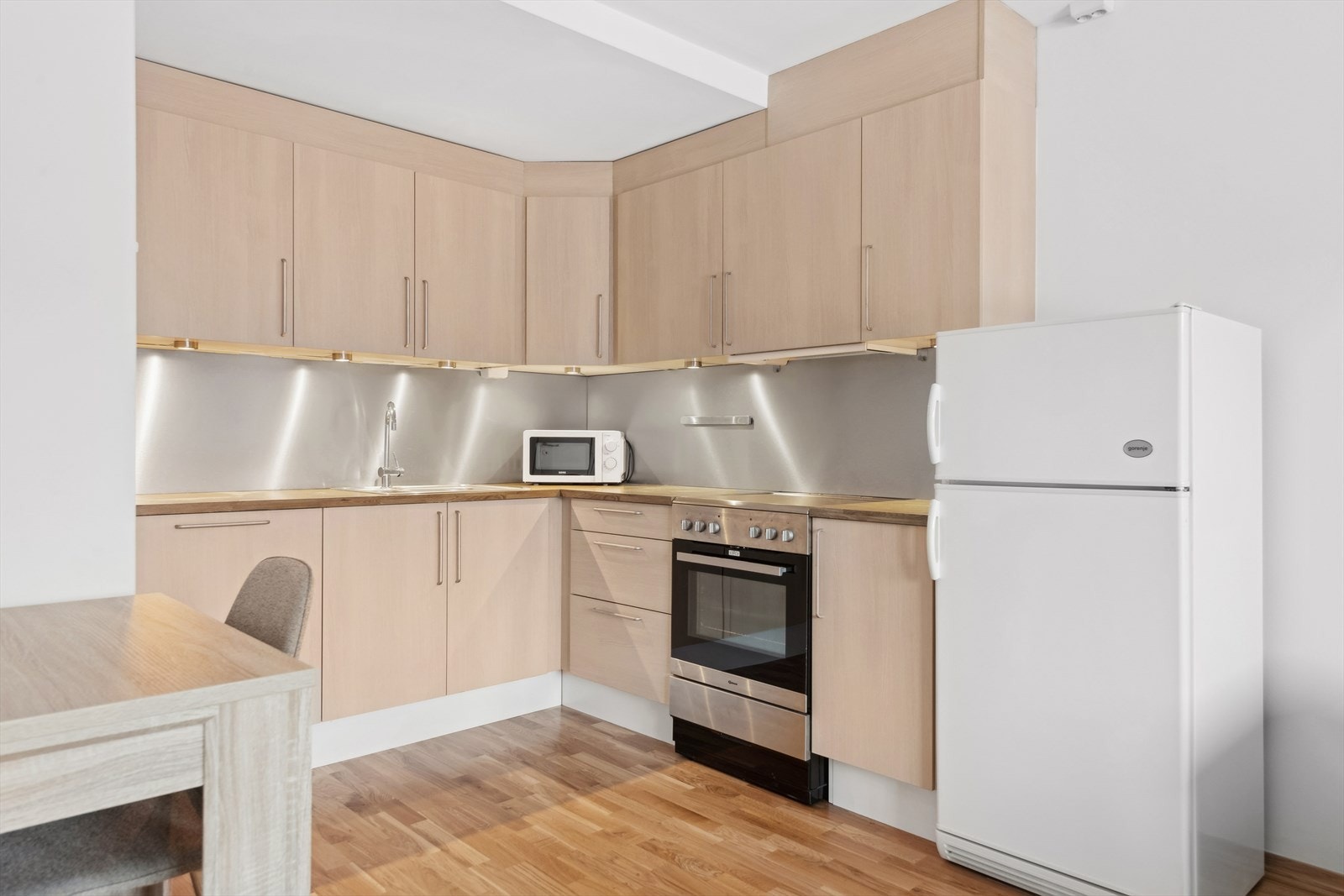 Den vinkelformede kjøkkenløsningen gir god arbeidsflyt i rommet. Galleribilde