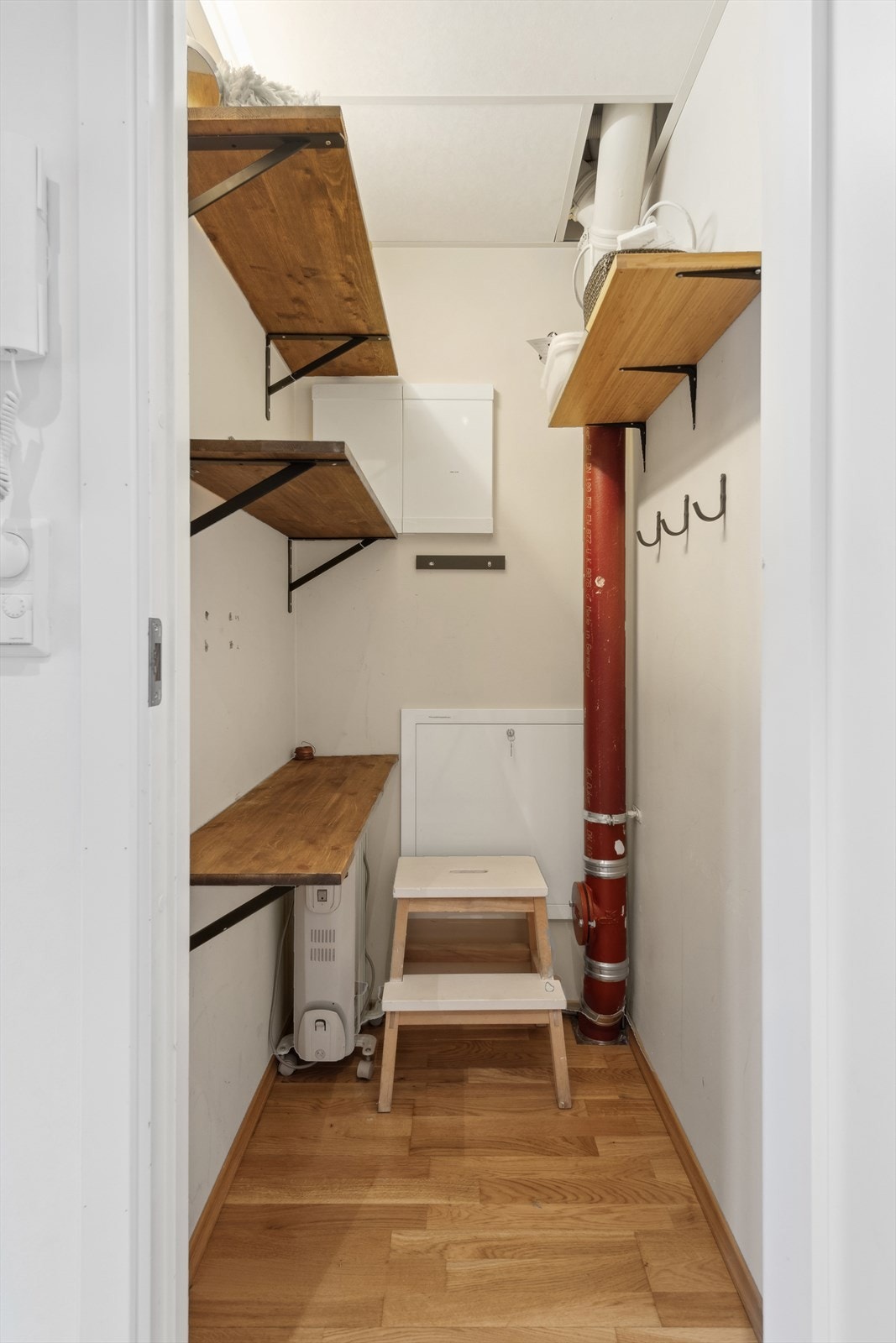 Innvendig bod med adkomst fra entré. I tillegg finnes det ekstra oppbevaringsplass i kjellerbod. Galleribilde