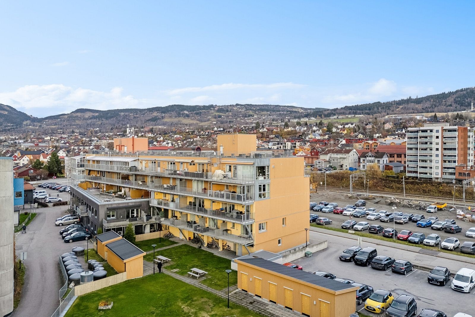 Felles eiet tomt som er opparbeidet med plenarealer hvor det er satt ut benker for hygge og samvær. Galleribilde