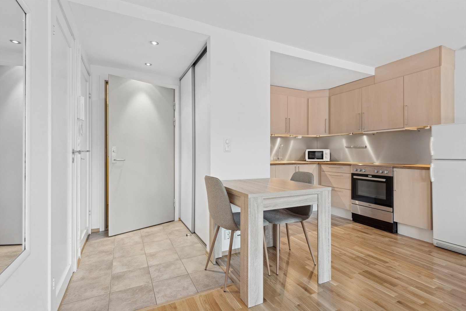 Entréen har en stor og praktisk skyvedørsgarderobe i nisjeløsning, i tillegg til videre adkomst til innvendig bod. Galleribilde