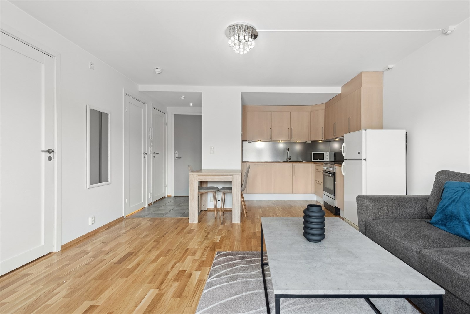 Stue mot kjøkken og entré. Galleribilde